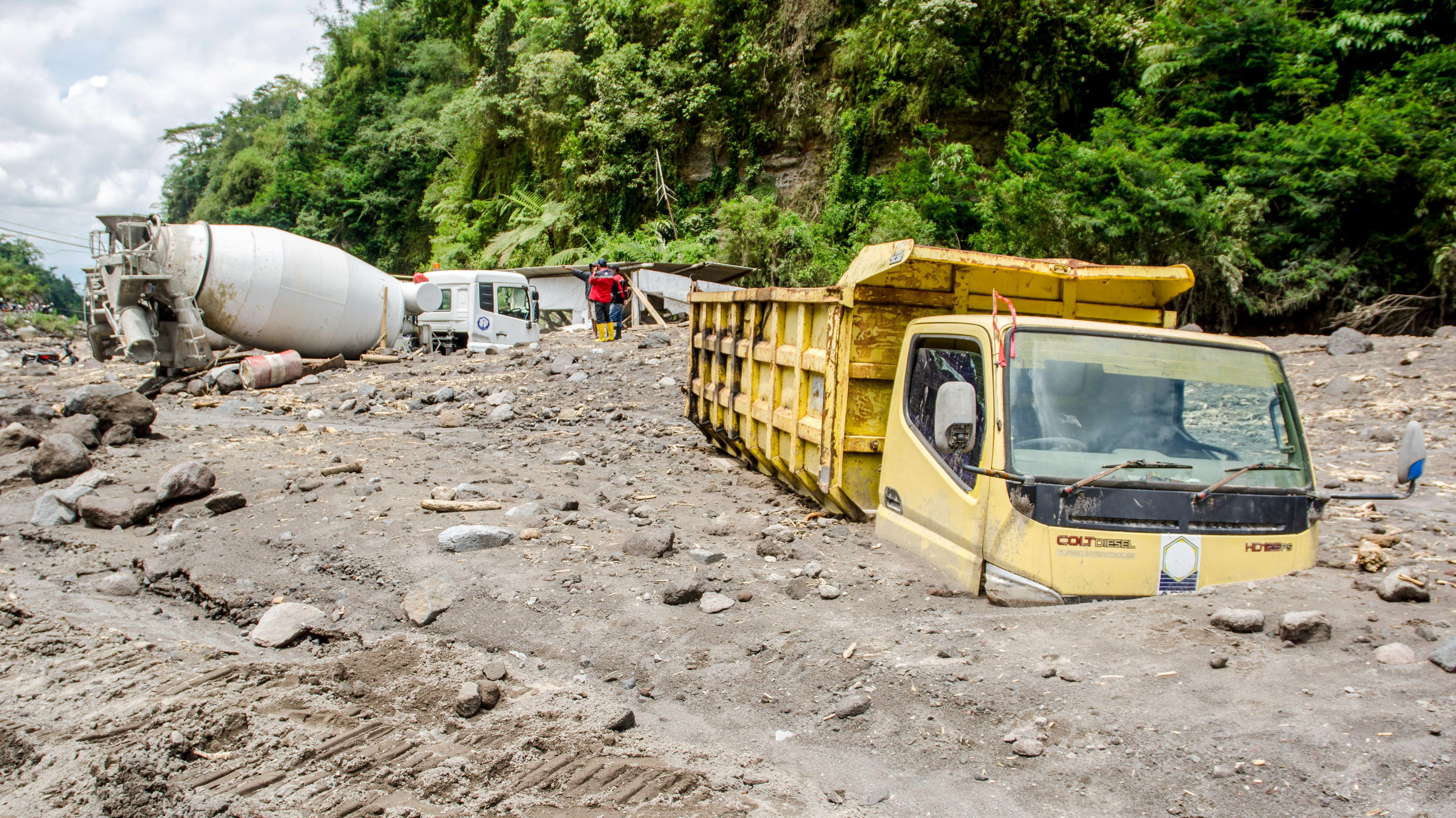 وفاة 8 وفقدان 83 آخرين بانهيار أرضي في مقاطعة جاوة الإندونيسية 