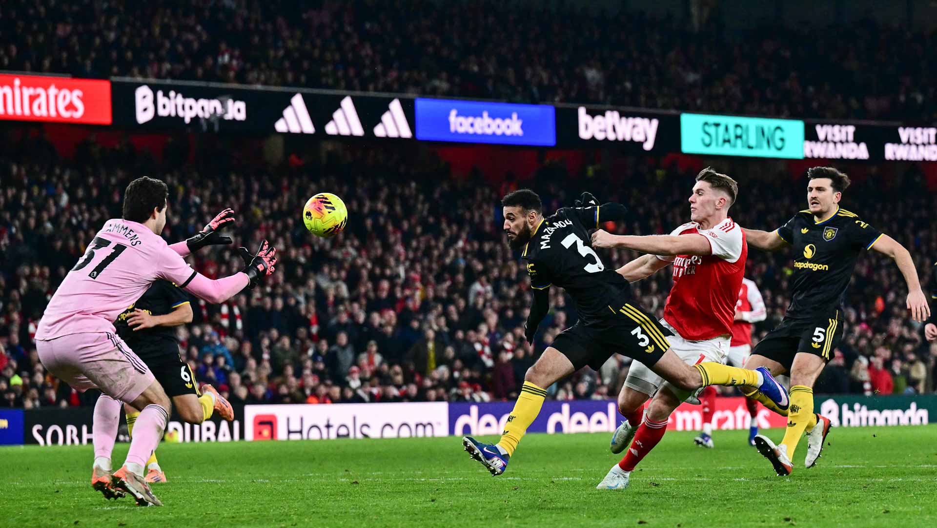 Arsenal title bid dented by dramatic Man Utd defeat