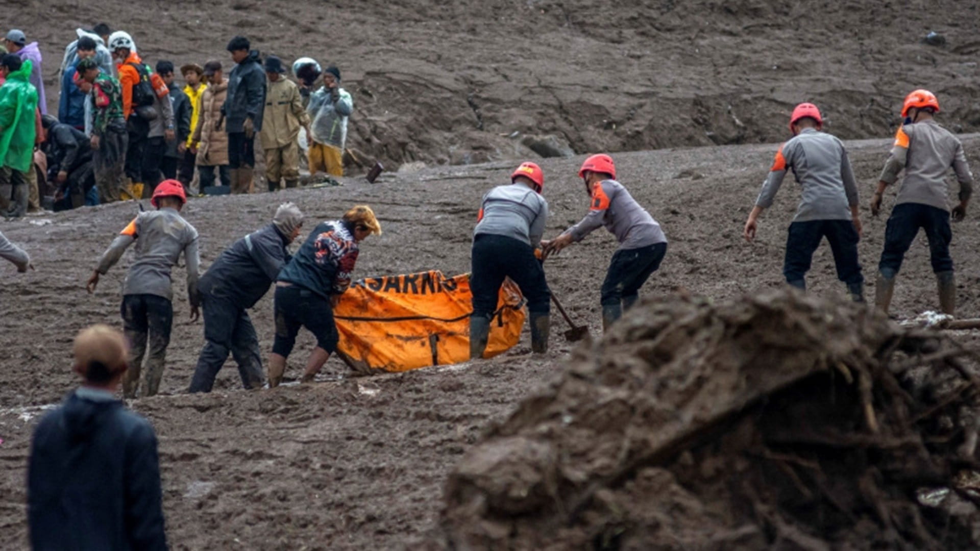 إندونيسيا تكثف البحث عن 80 مفقوداً بعد انهيار أرضي يقتل 10 أشخاص