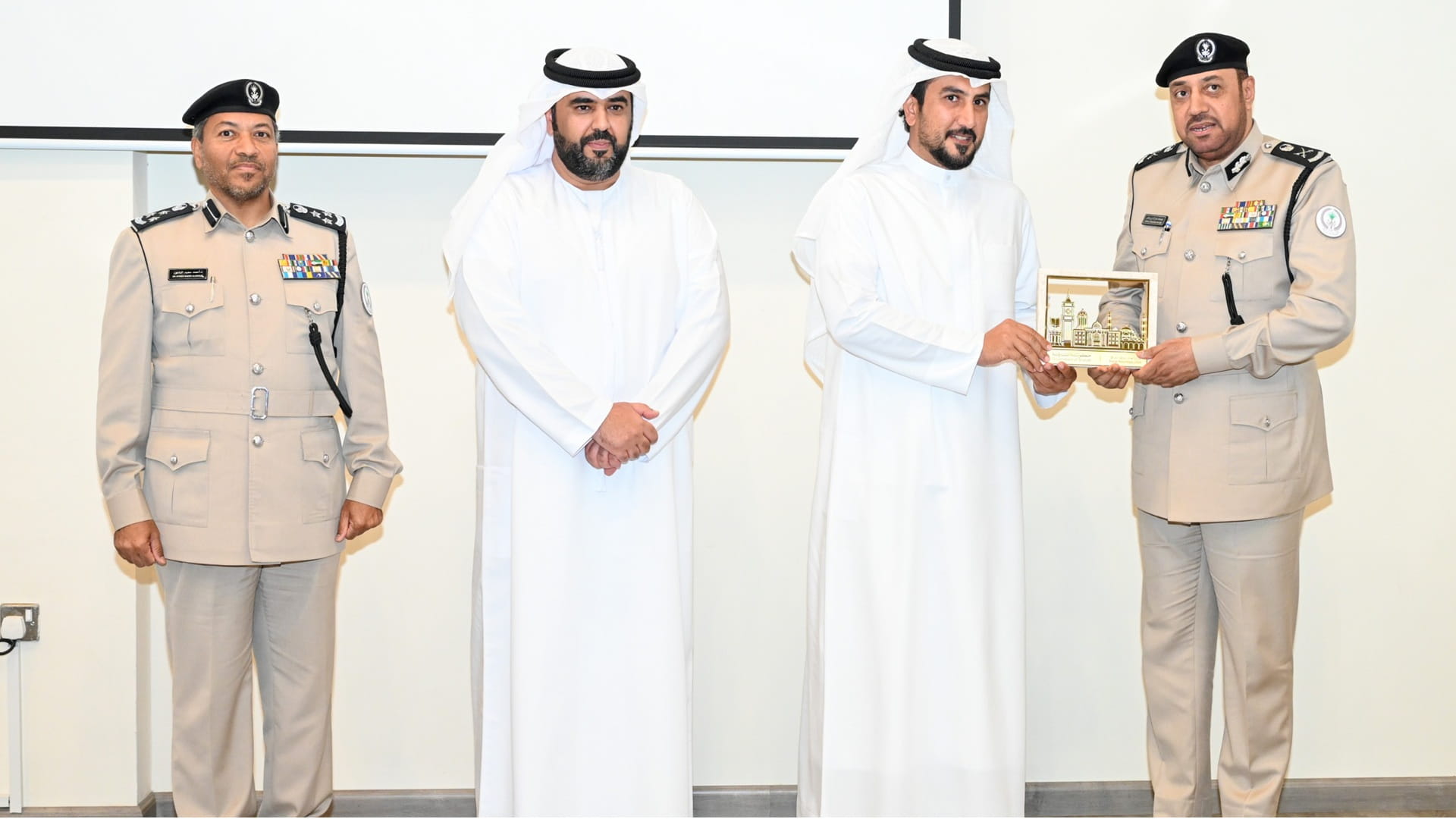 شرطة الشارقة والموارد البشرية تخرج أول دفعة "لممثلي السلامة والصحة"