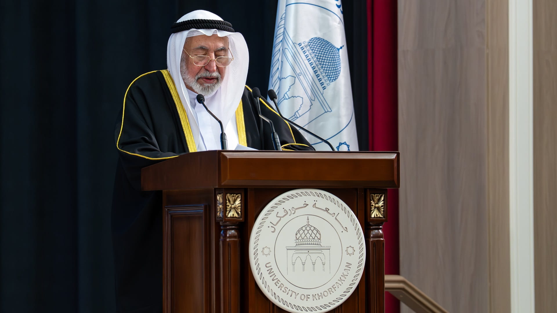 لحظة تاريخية.. حاكم الشارقة يحتفي بالدفعة الأولى من جامعة خورفكان 