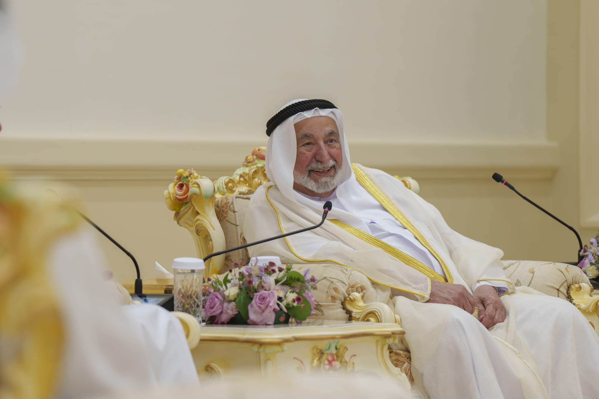 سلطان القلوب.. حين تتجسد القيادة في ضمير ويصبح الحاكم وطناً