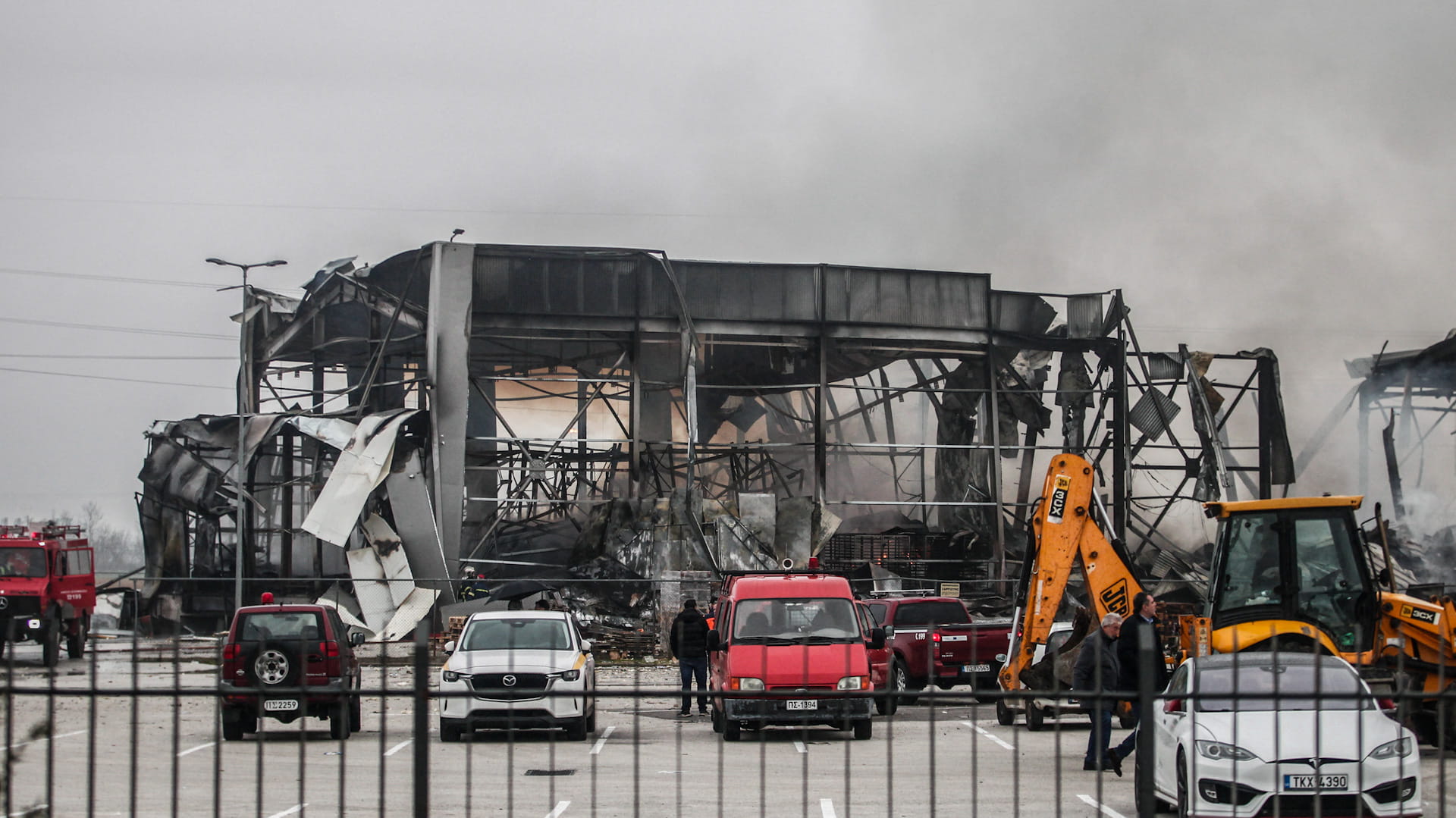وفاة 3 موظفات وفقدان 2 جراء حريق مصنع بسكويت في اليونان