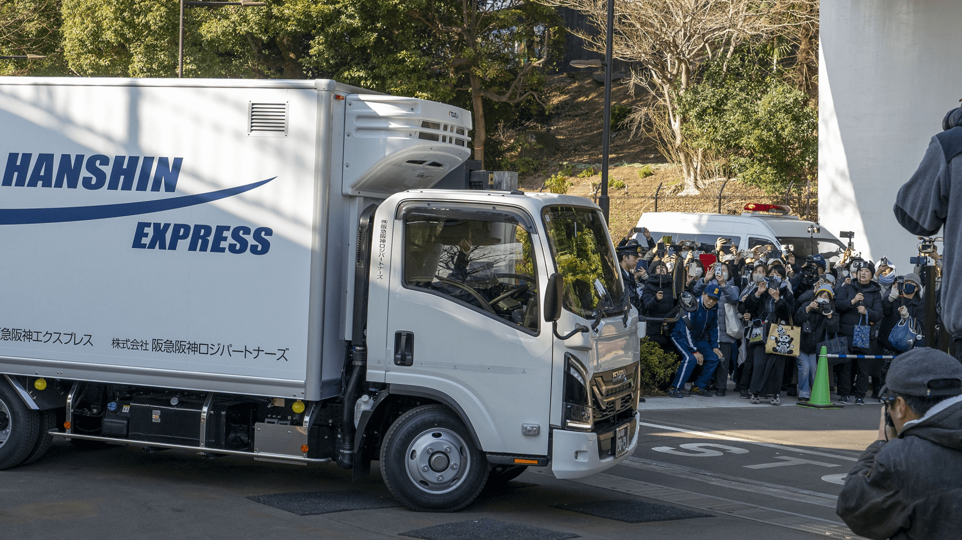 Tokyo bids farewell to pandas as pair returns to China