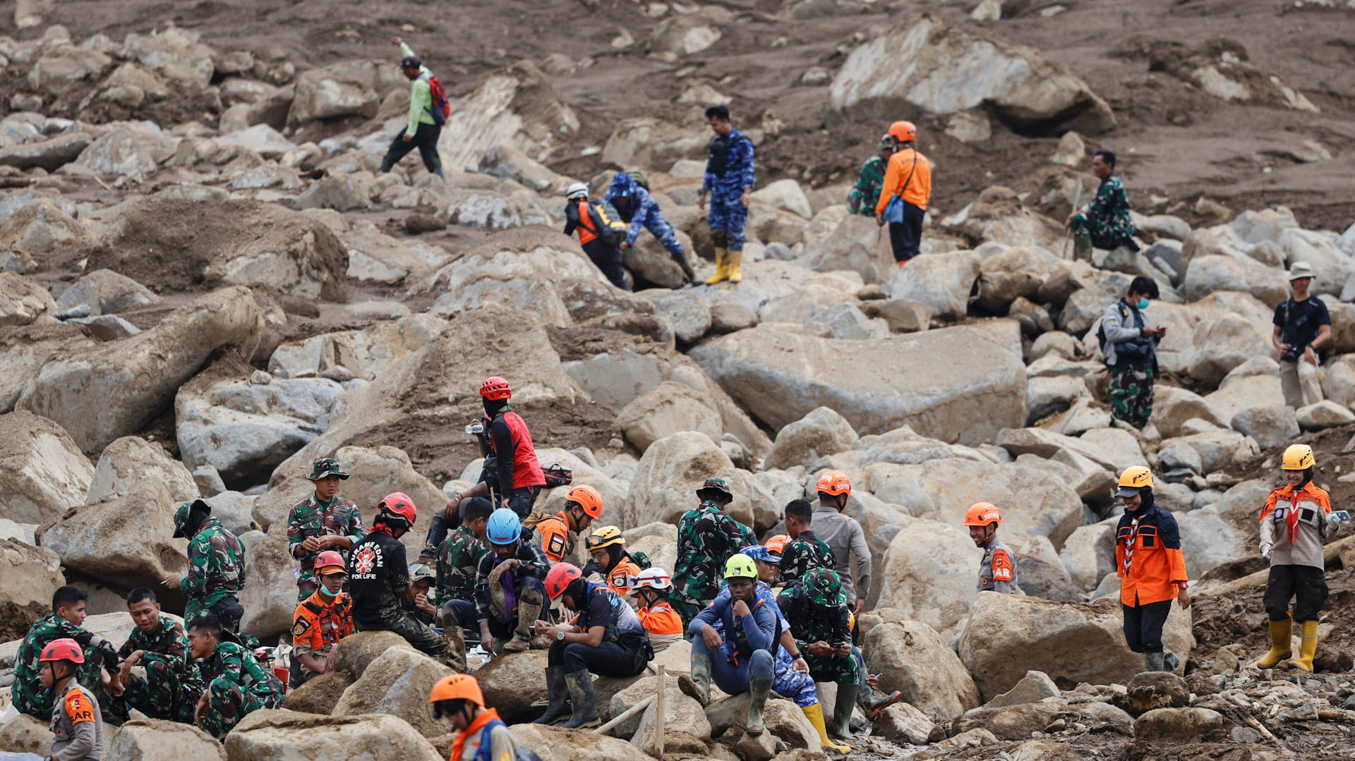 وفاة 23 جندياً خلال تدريبات دورية جراء انهيارات أرضية في إندونيسيا 