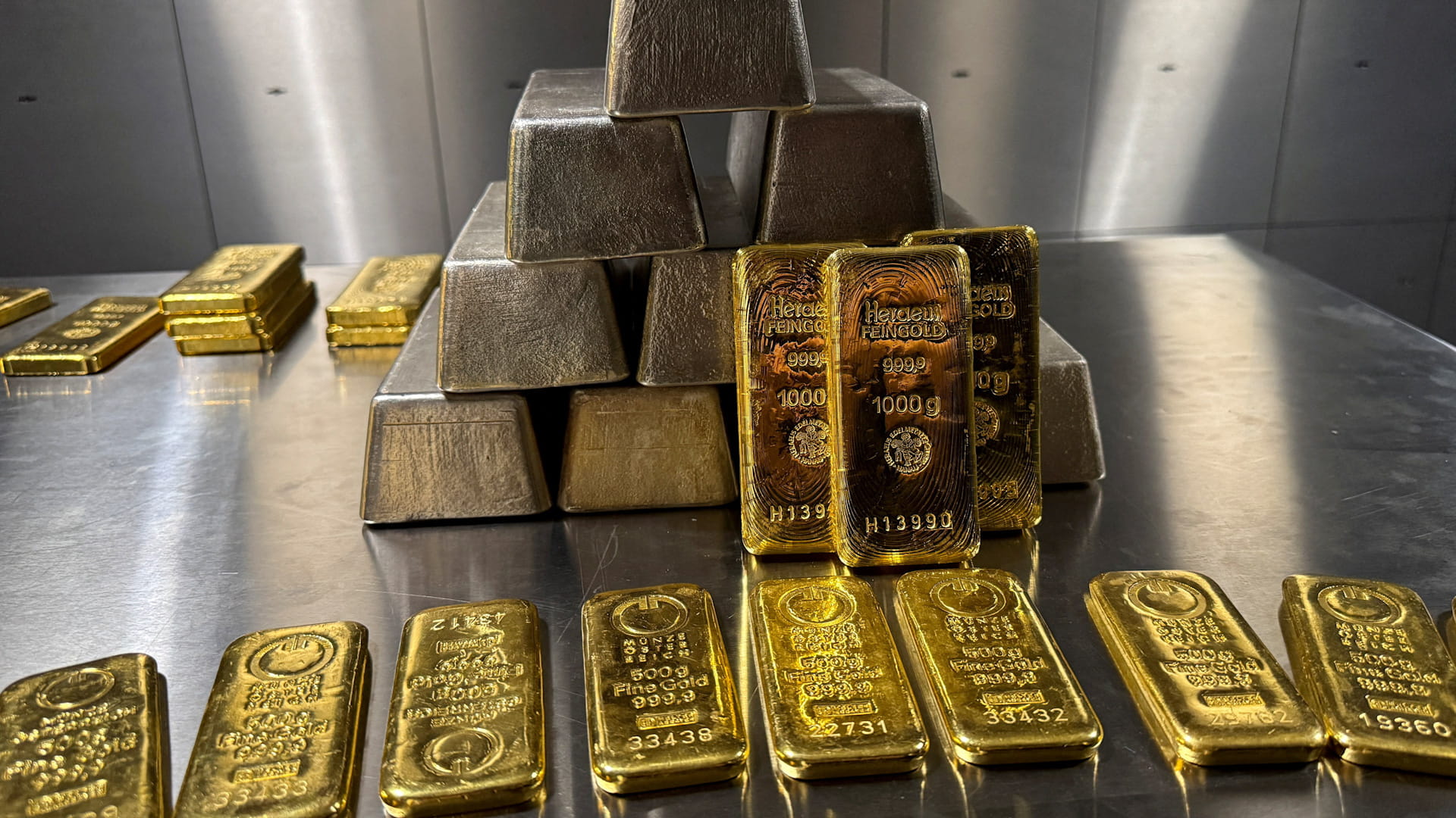 الذهب والفضة يرتفعان لمستوى غير مسبوق وسط الطلب على الملاذ الآمن 