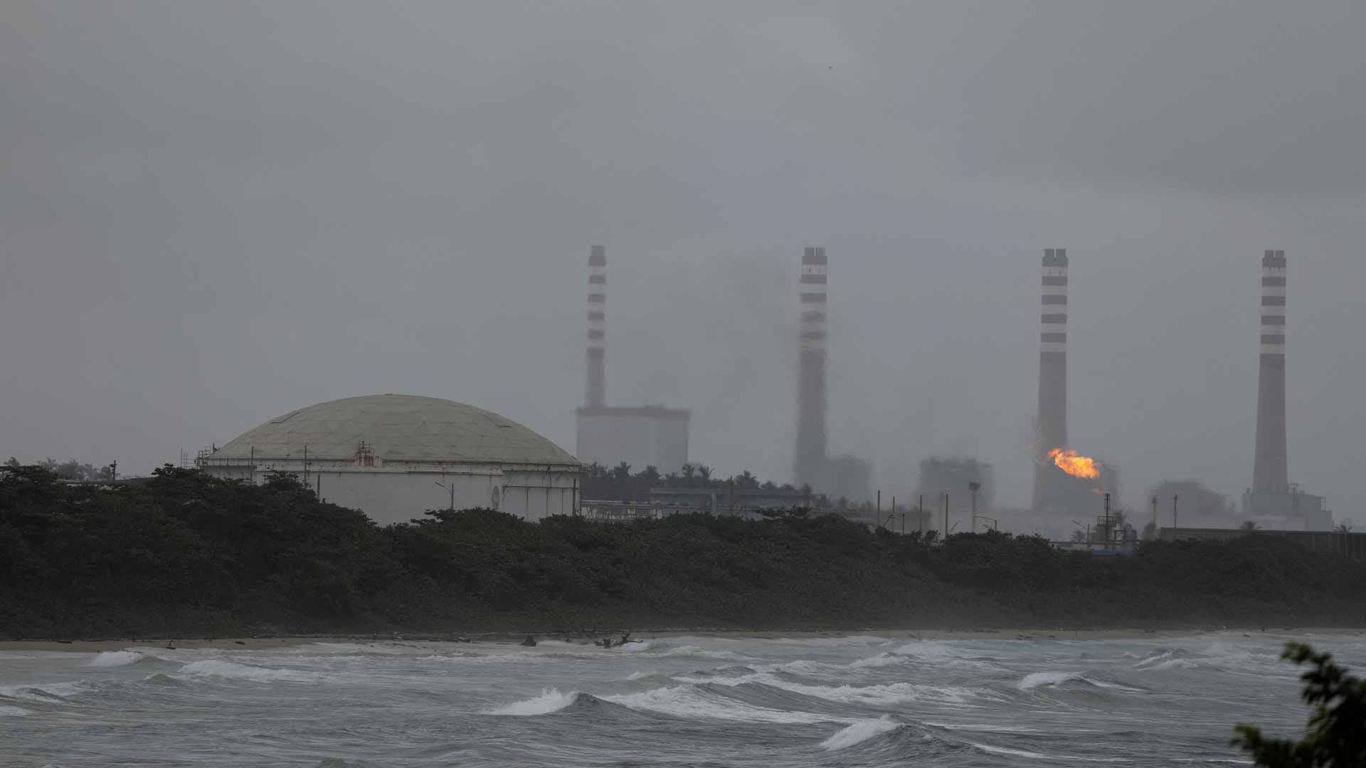 عاصفة شتوية تضرب النفط فتتراجع أسعاره وسط تقلص الإنتاج في أميركا  