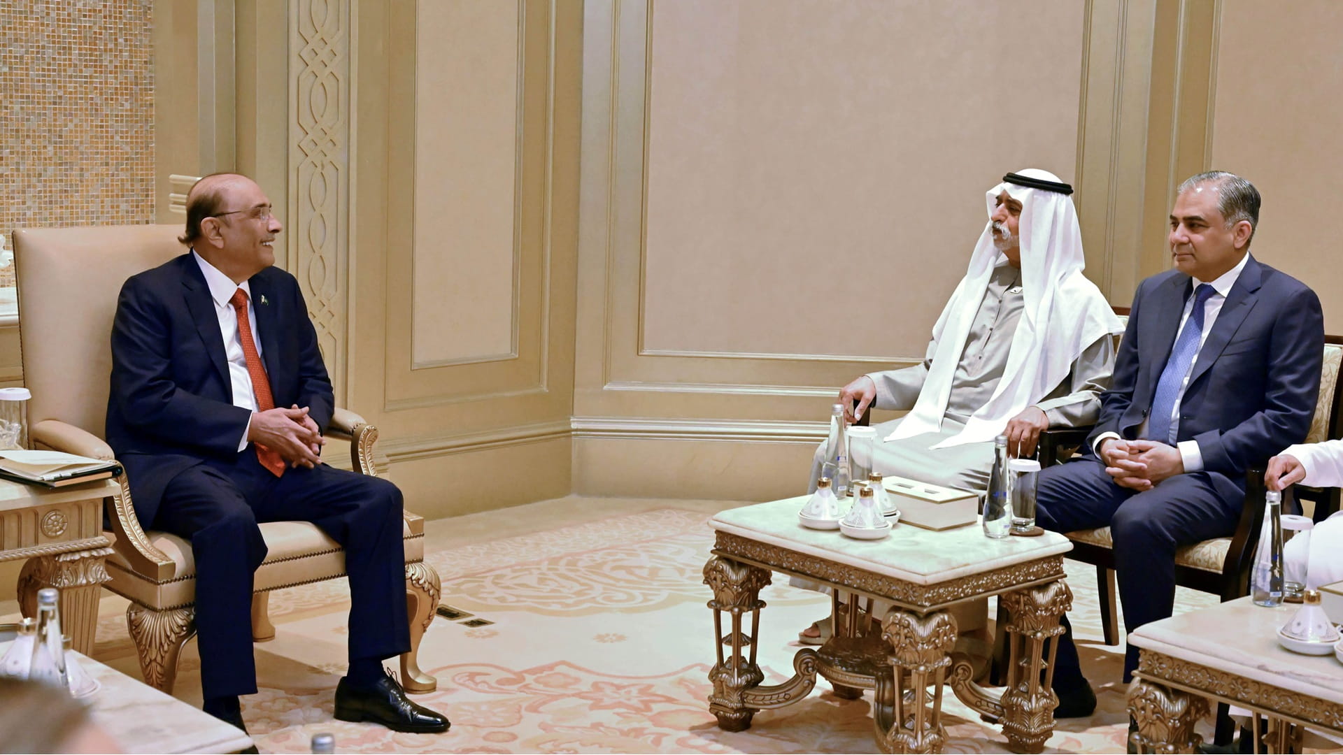 رئيس باكستان يزور نهيان بن مبارك بأبوظبي لتعزيز العلاقات الثنائية