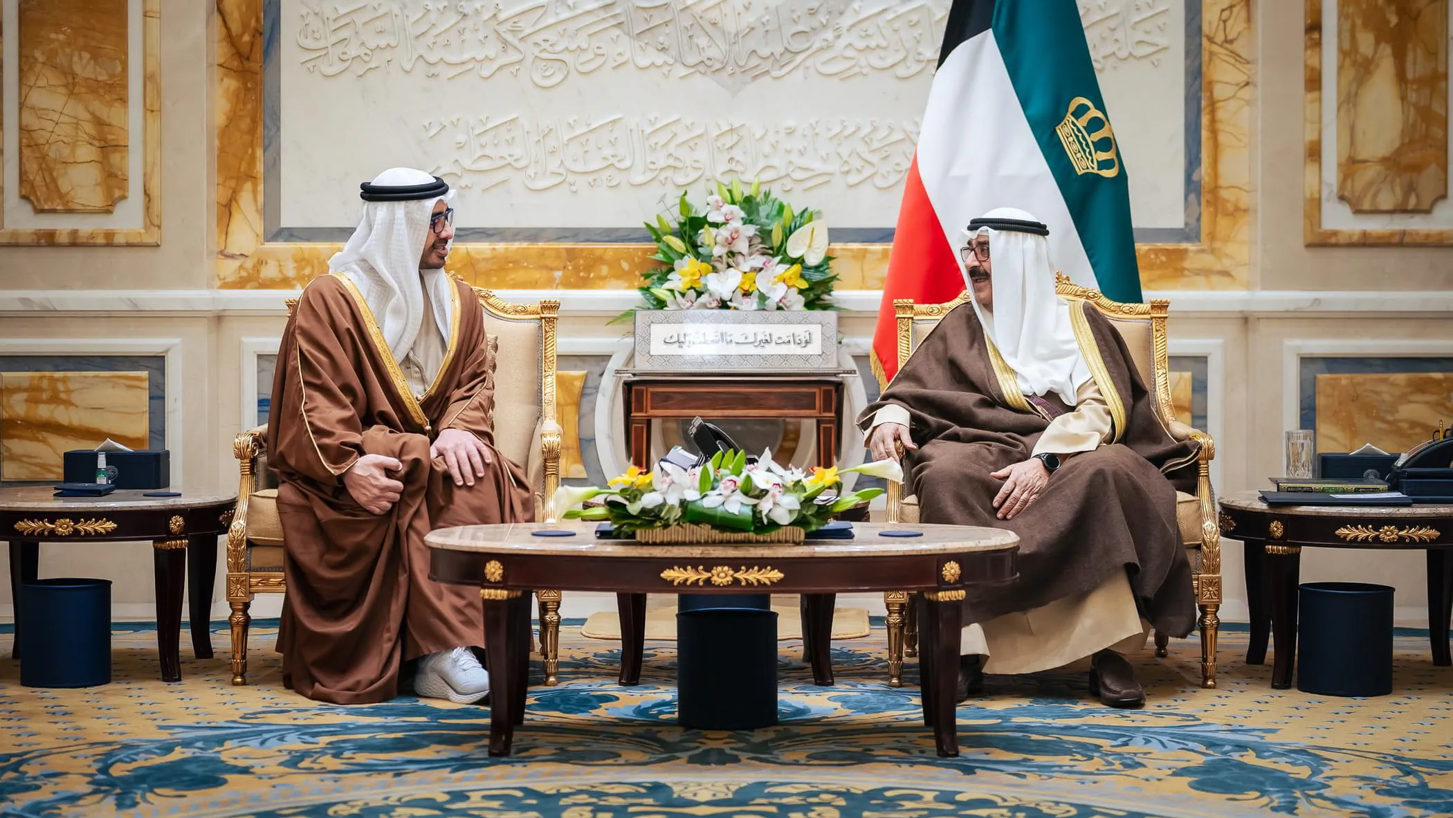Emir of Kuwait receives Abdullah bin Zayed 