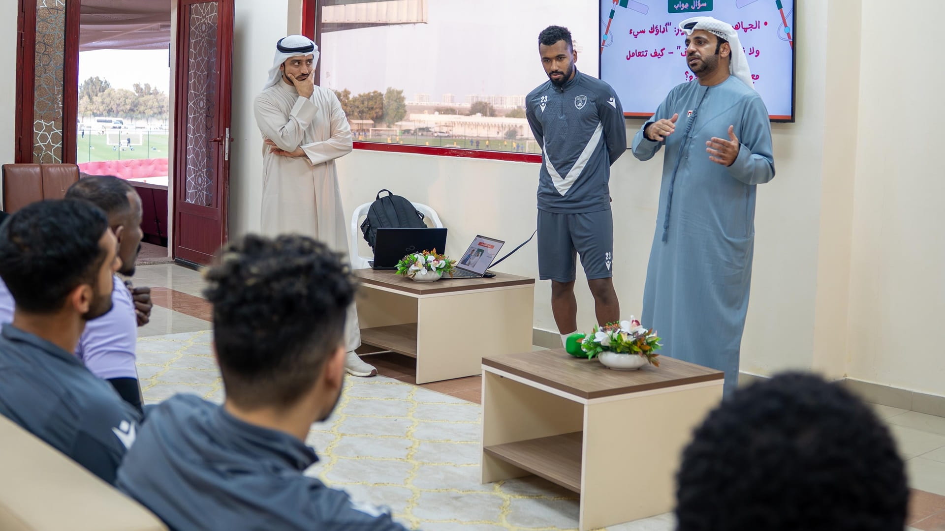 اتحاد الإمارات لكرة القدم ينظم ورشة إعلامية لفريق الحمرية 