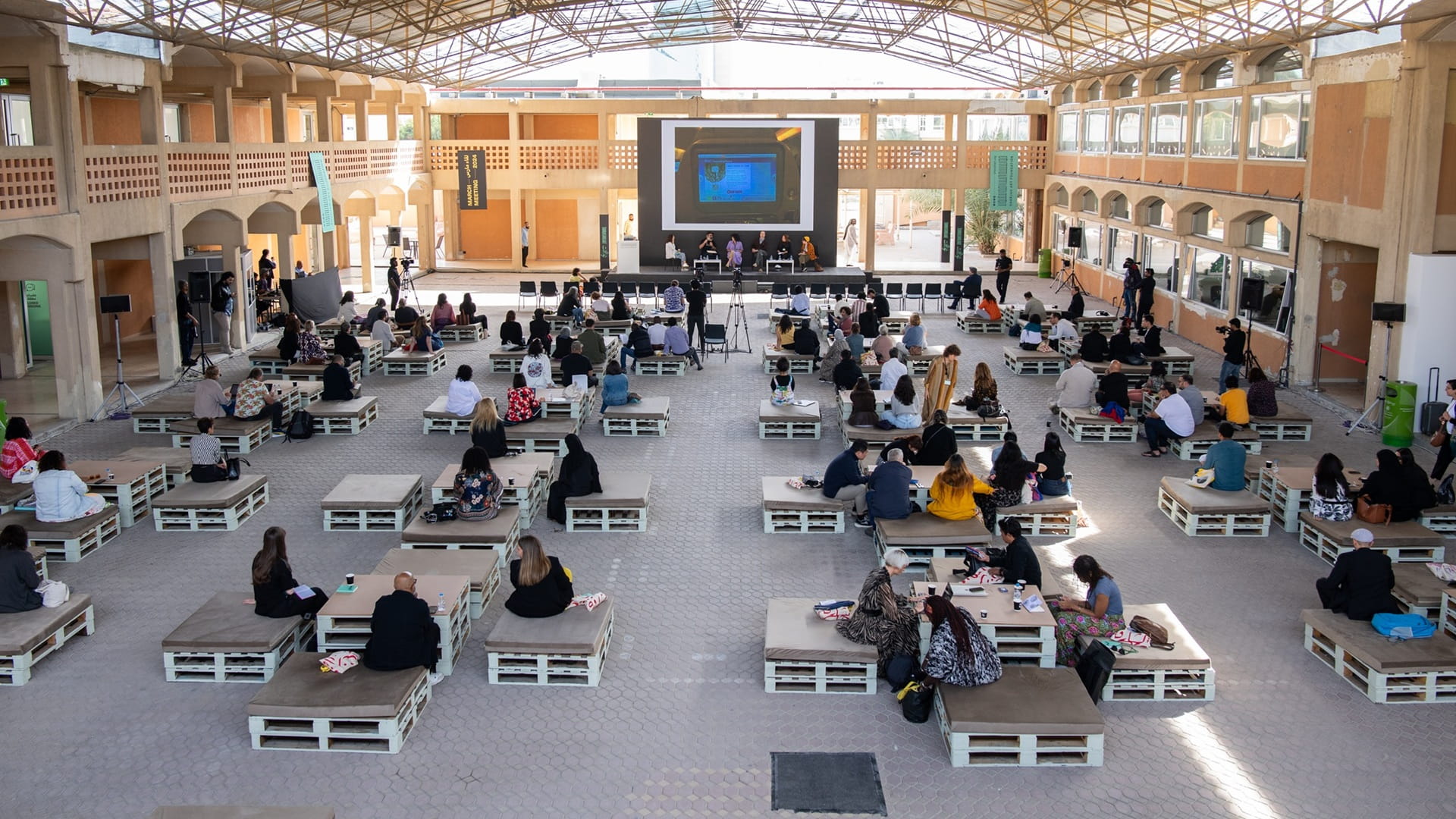 "الشارقة للفنون" تدعو للتفكير في تحديات العيش بـ"لقاء مارس 2026" 