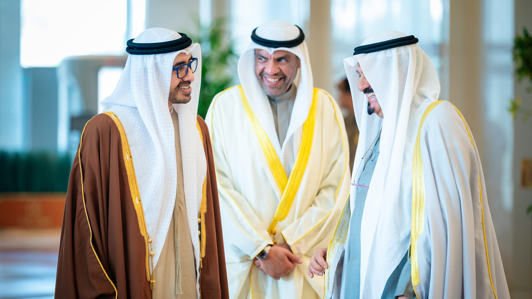 عبد الله بن زايد يبحث ورئيس وزراء الكويت تعزيز العلاقات الأخوية 