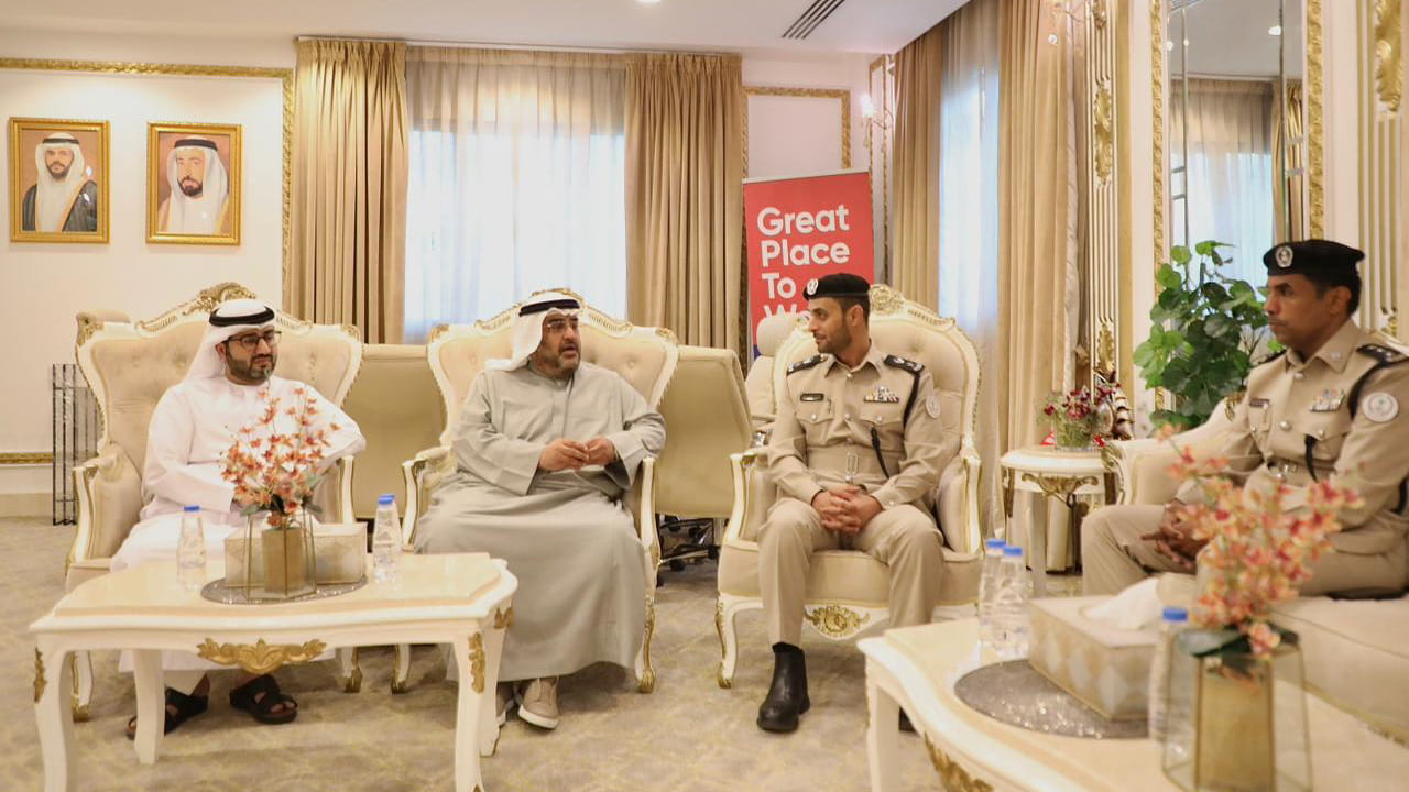 بلدية وشرطة الحمرية تبحثان تعزيز التواجد الأمني لخدمة المجتمع 