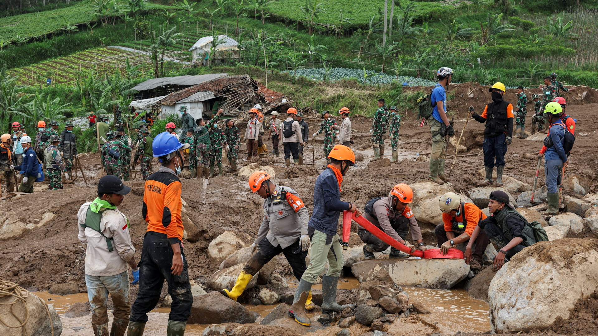 في إندونيسيا..الأمطار تعيق البحث عن 32 مفقوداً وترفع الوفيات لـ34 