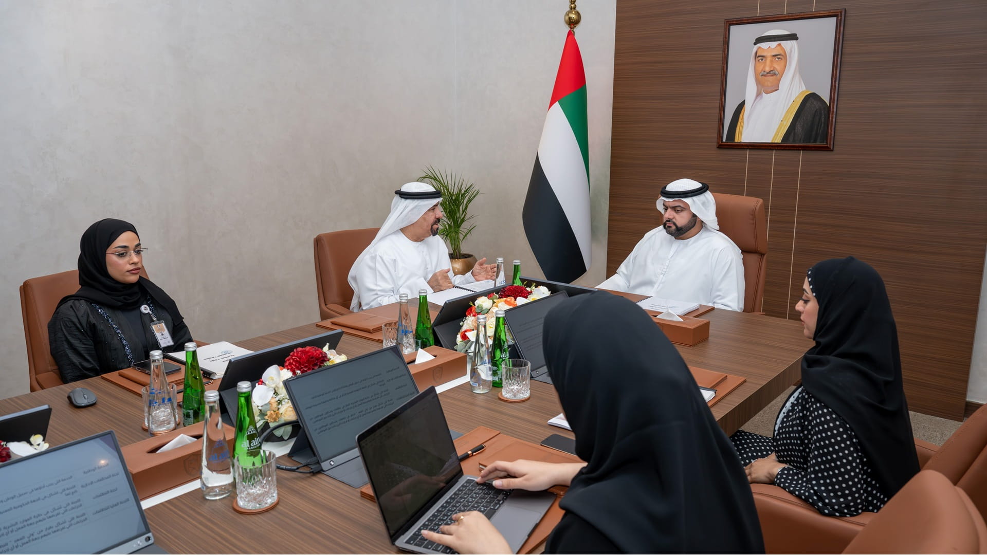 ولي عهد الفجيرة يؤكد أهمية تطوير التشريعات الداعمة للأداء الحكومي 