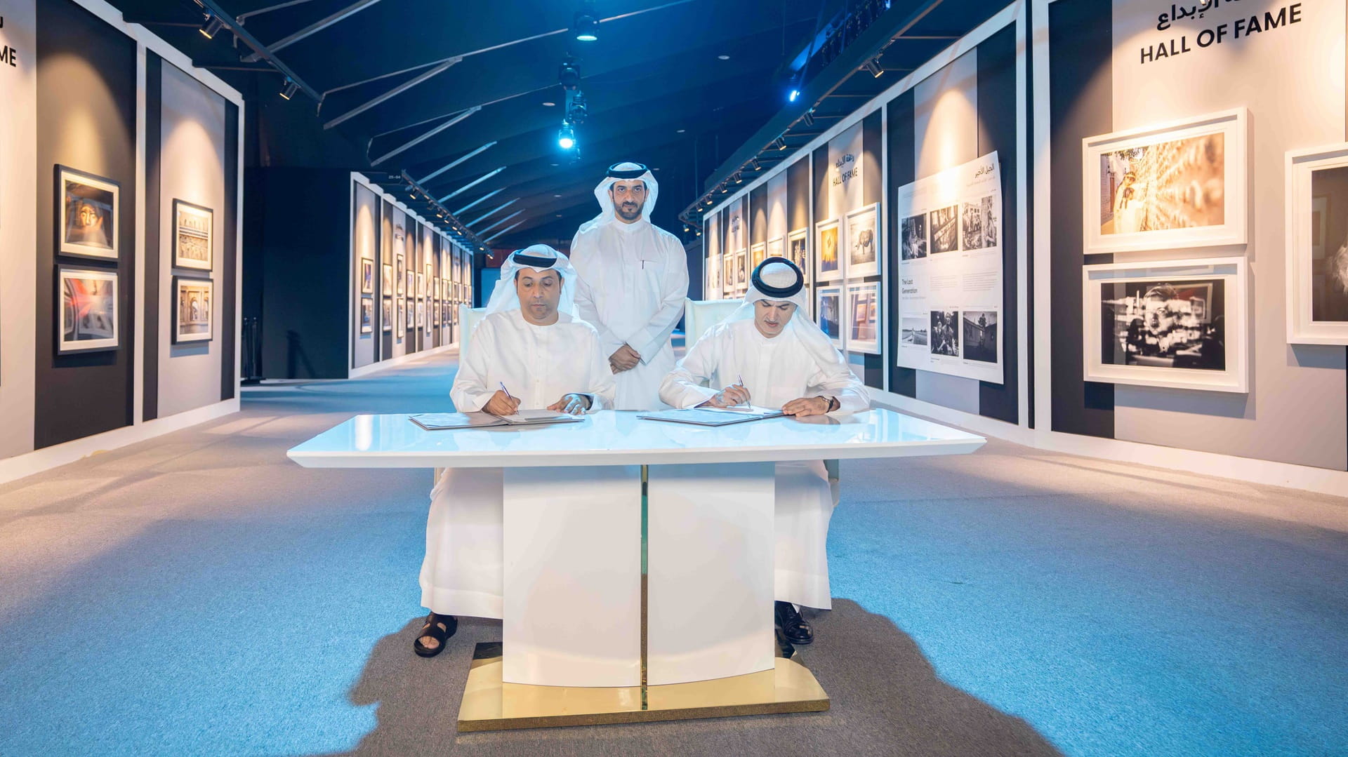 سلطان بن أحمد يشهد توقيع عقد رعاية بين "اكسبوجر" وبنك الاستثمار