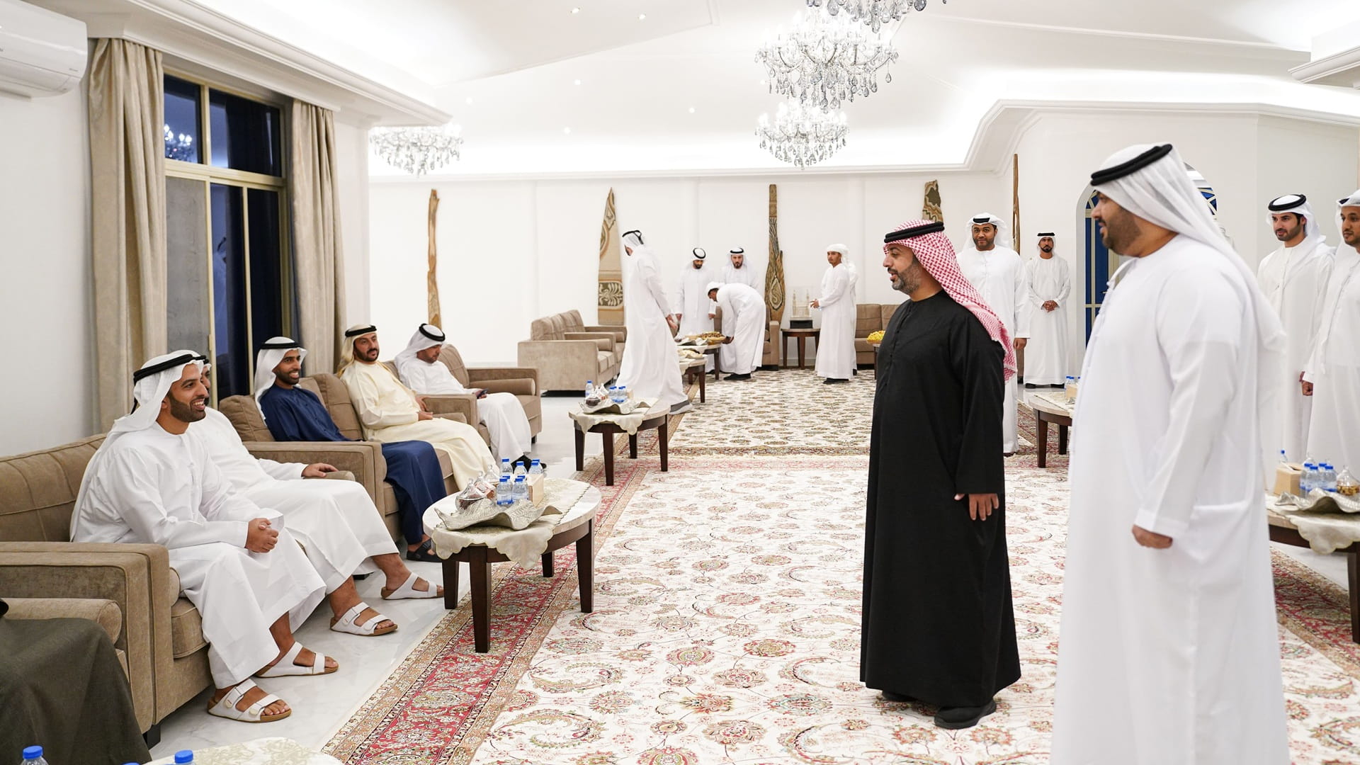 صورة بعنوان: ولي عهد رأس الخيمة يقيم مأدبة عشاء لأهالي منطقة كدرا 