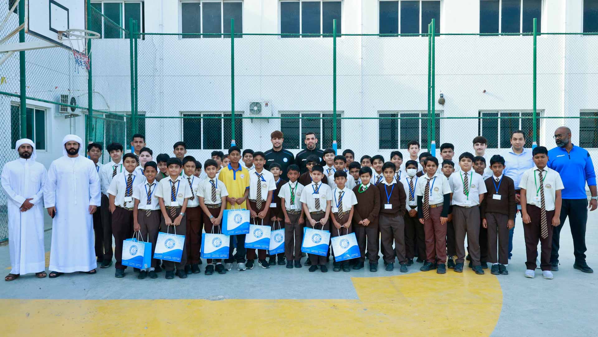 دبا لكرة القدم بالفجيرة تنظم زيارة مجتمعية للمدرسة الهندية 