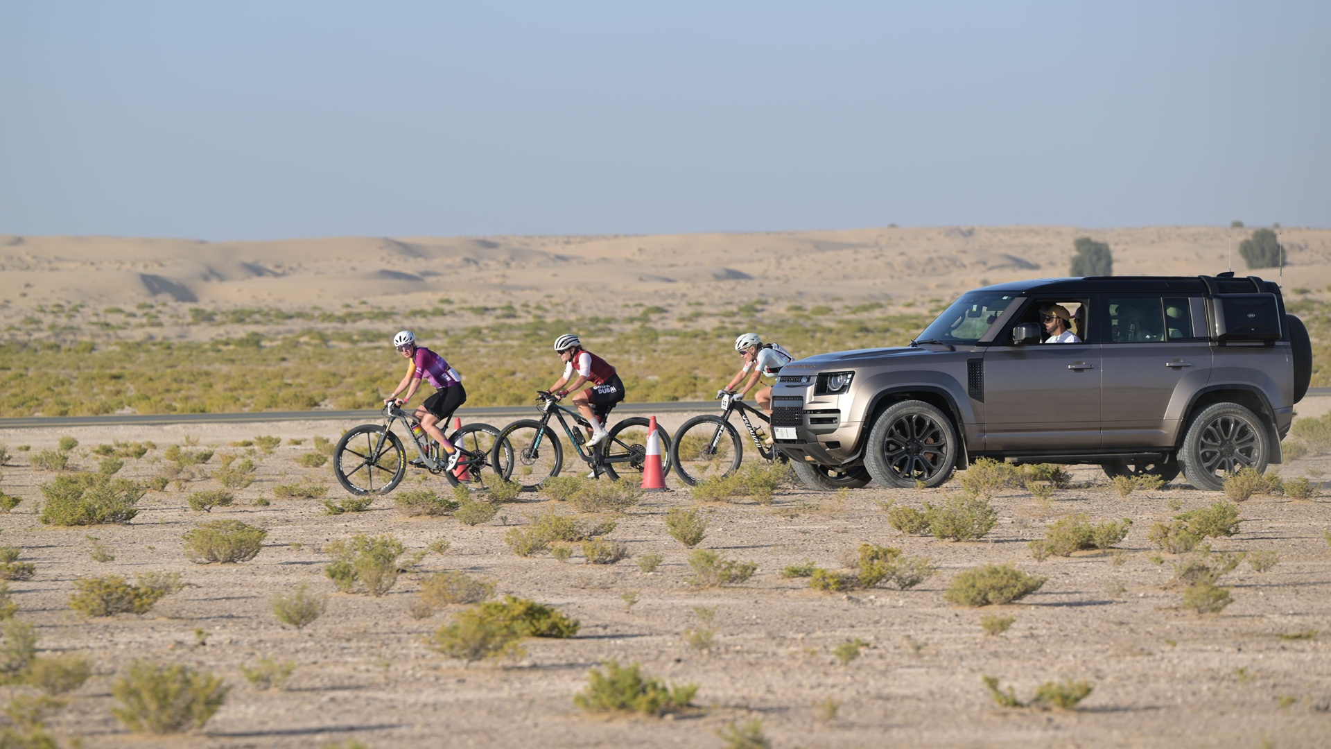 صورة بعنوان: محمد بن راشد يشهد جانباً من ختام سباق السيدات الصحراوي 