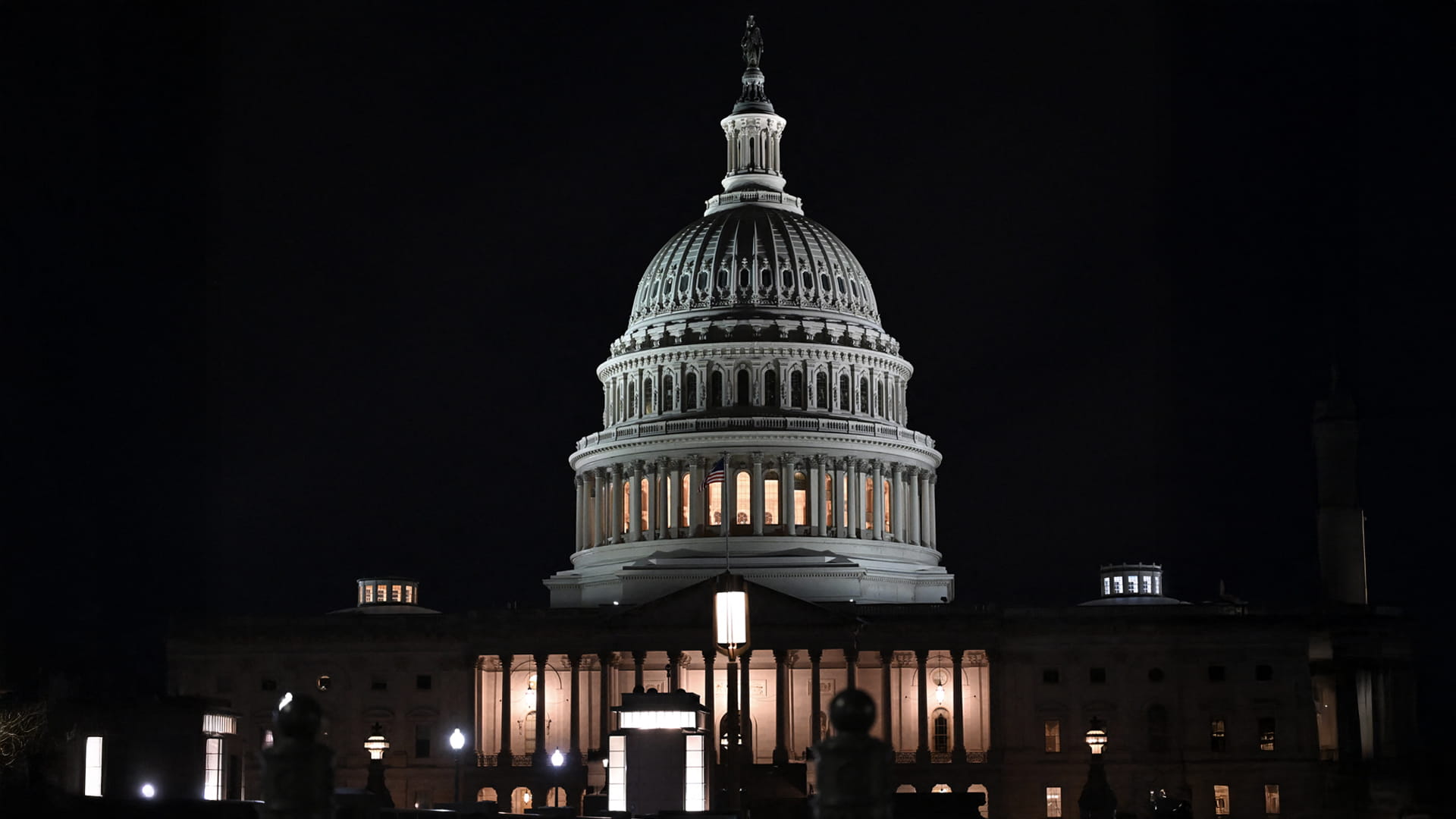 US government enters partial shutdown, deal expected soon 