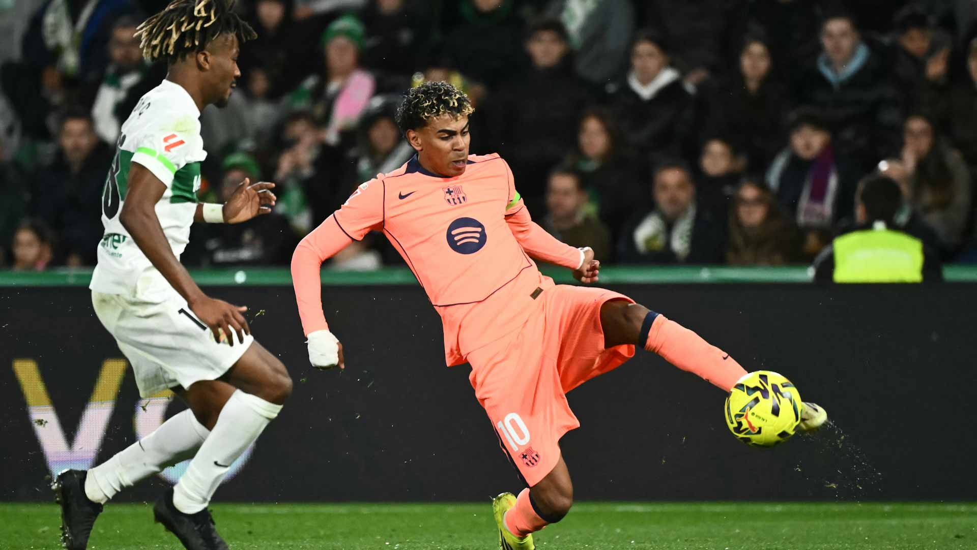 برشلونة يحافظ على صدارة الدوري الإسباني 