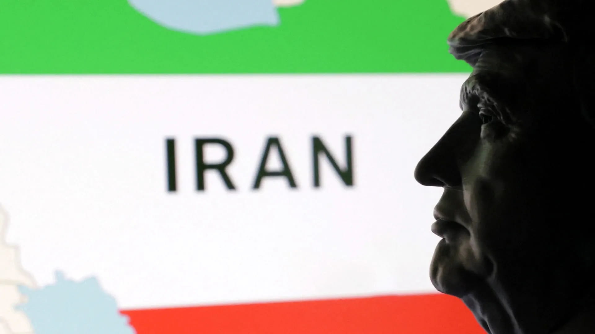 خامنئي يحذر واشنطن: أي هجوم على إيران سيشعل حرباً إقليمية 