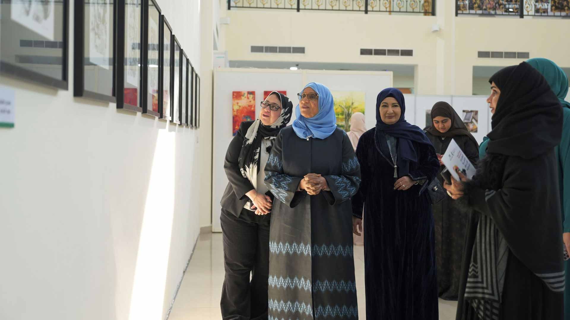 جامعة الشارقة تحتفي بمواهب الطالبات في مهرجان الفنون التشكيلية 