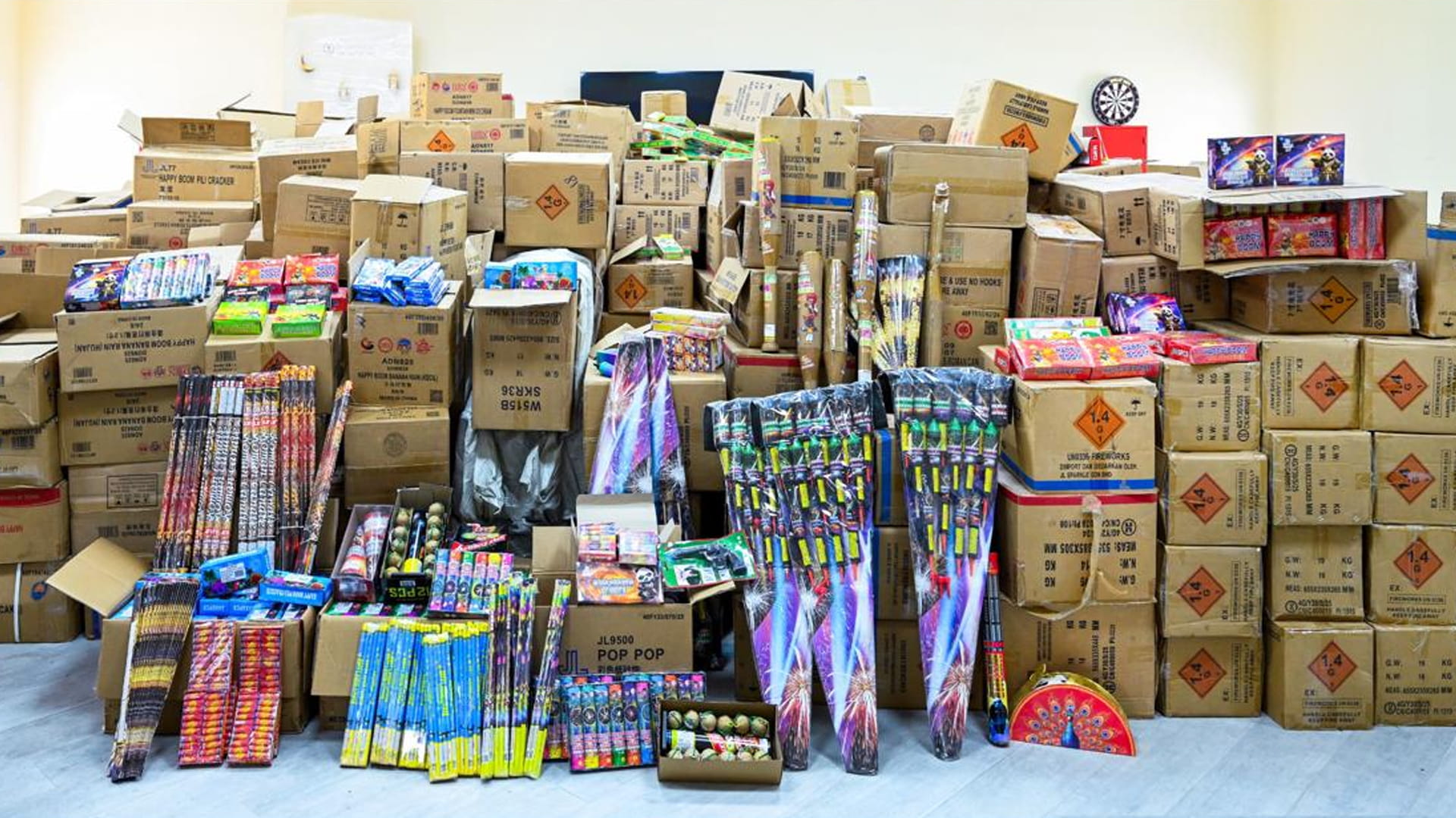 شرطة الشارقة تضبط مروجاً بحوزته 18,670 قطعة من الألعاب النارية