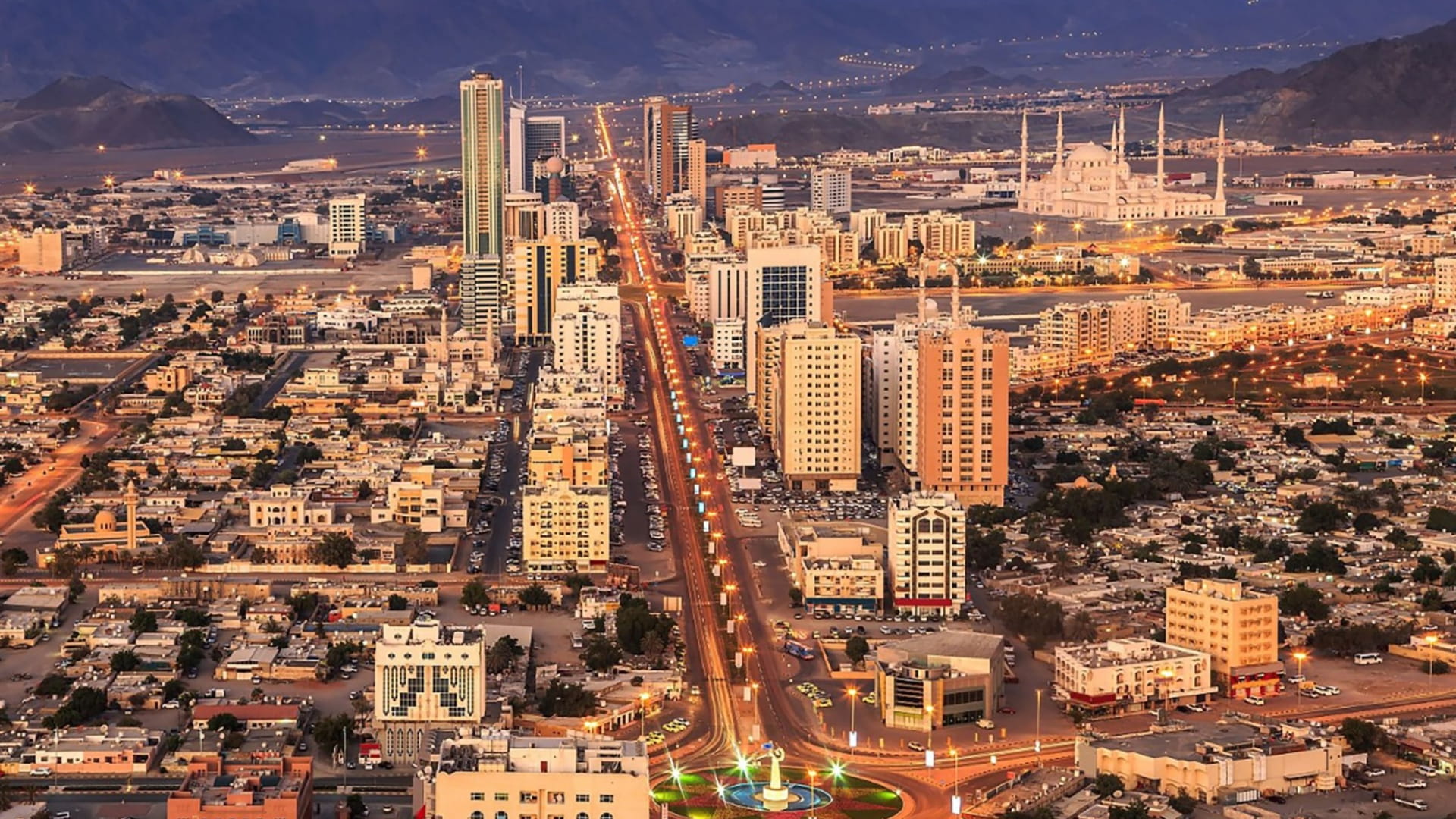 الفجيرة: السيطرة على حريق ناتج عن شظايا مسيّرة دون إصابات 