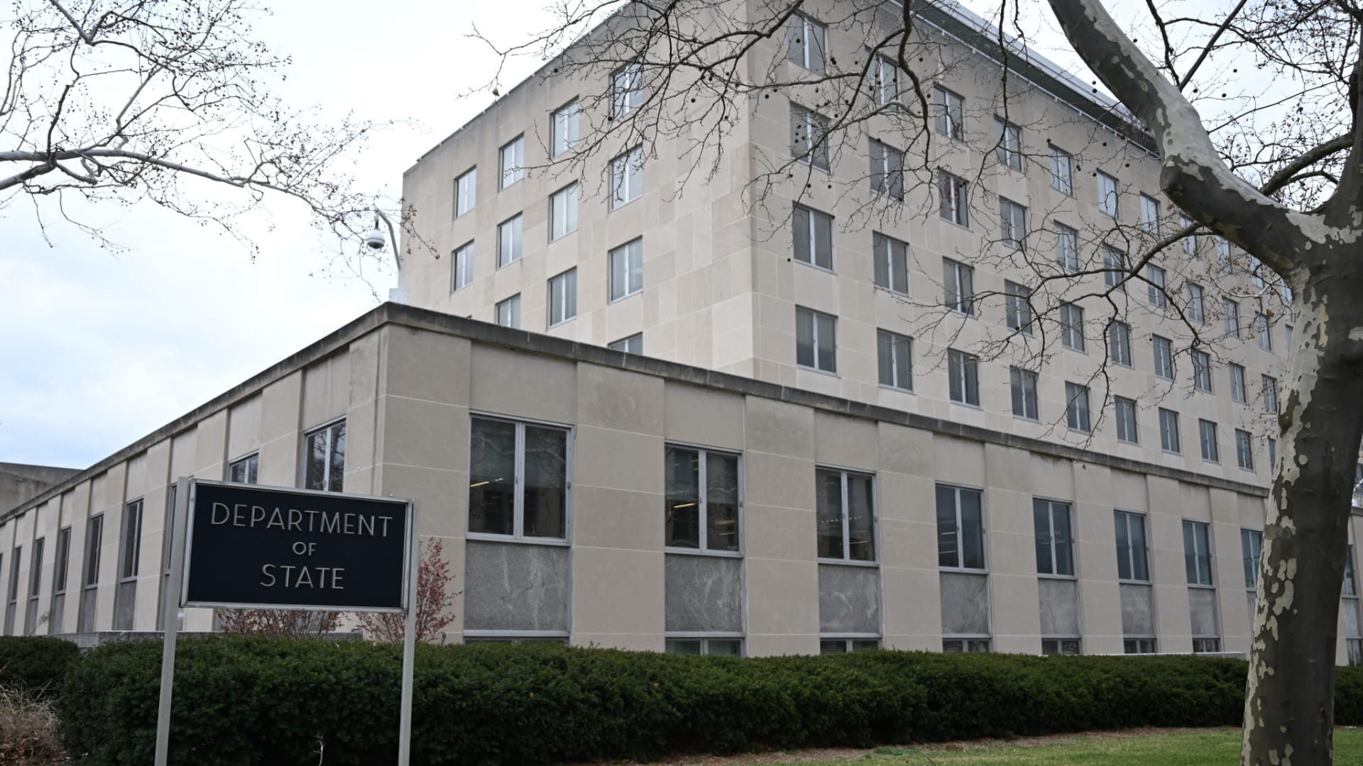 الخارجية الأميركية تأمر موظفيها غير الأساسيين بمغادرة 3 دول 