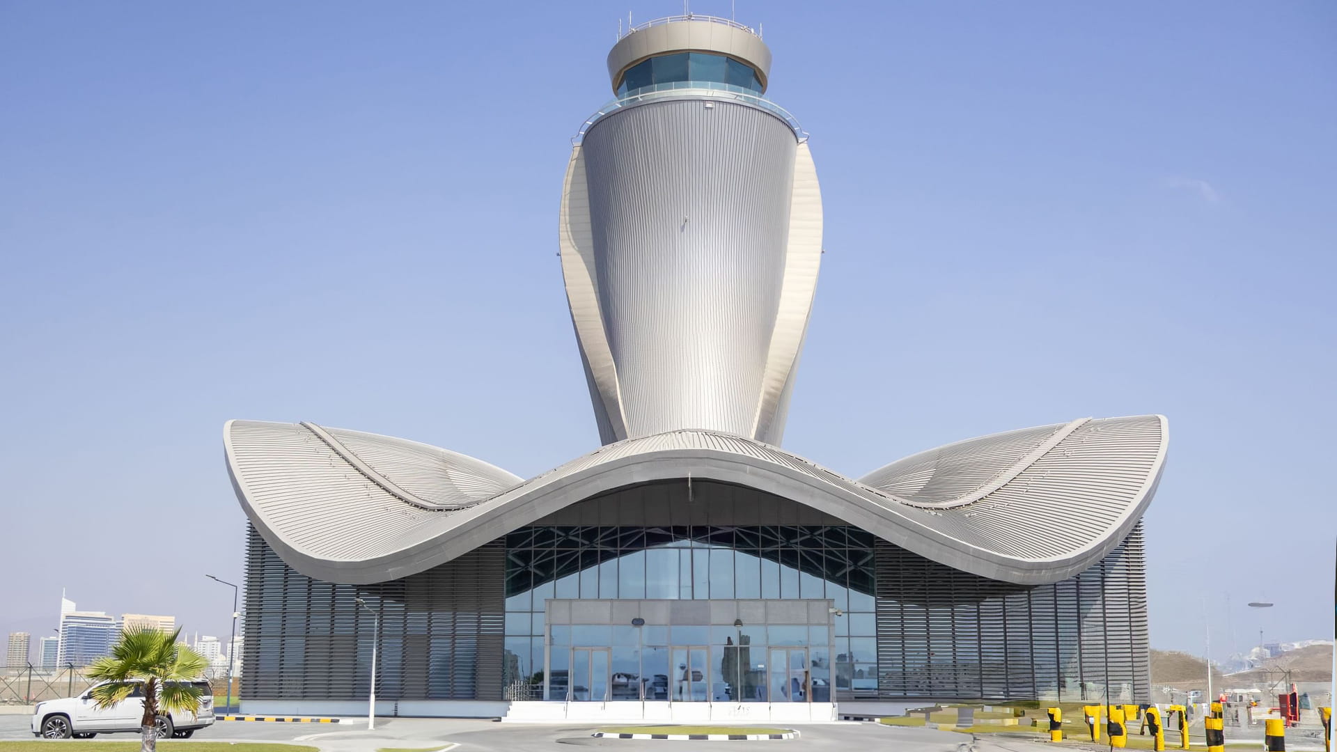 مطار الفجيرة الدولي يسير رحلات عارضة في ظل التحديات الإقليمية 