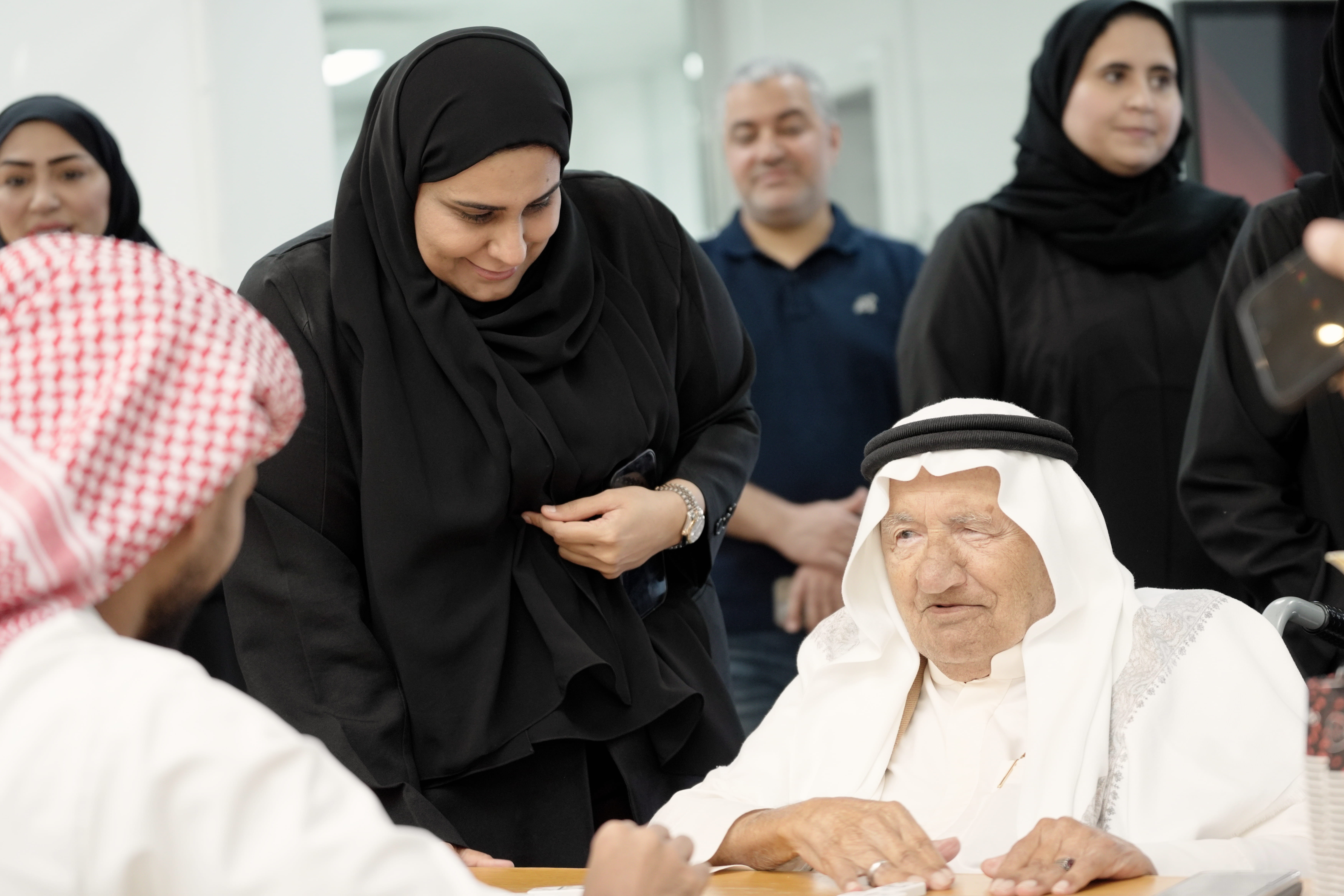 صورة بعنوان: مريم الشامسي تزور مبادرة "خطار الدار"بدار رعاية المسنين في الشارقة 