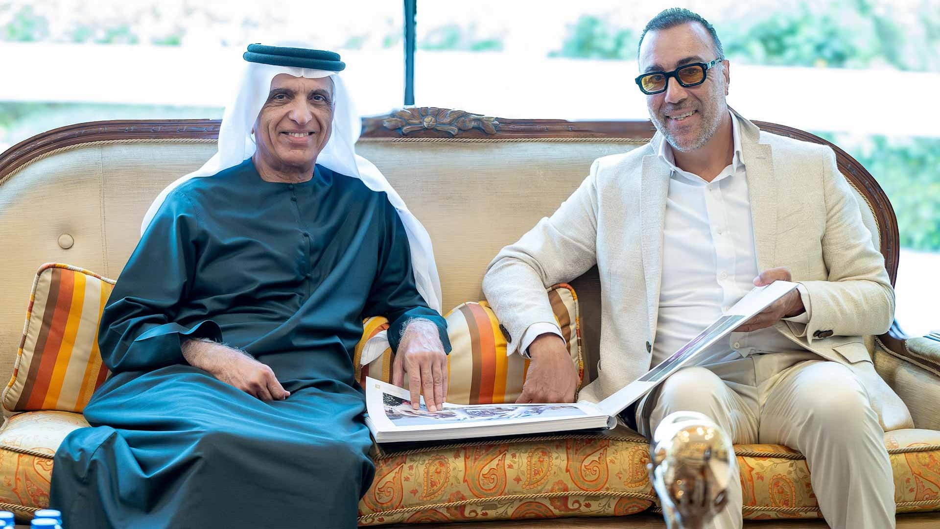 سعود بن صقر يطلع على أعمال الفنان التشكيلي الإيطالي لورينزو كوين 