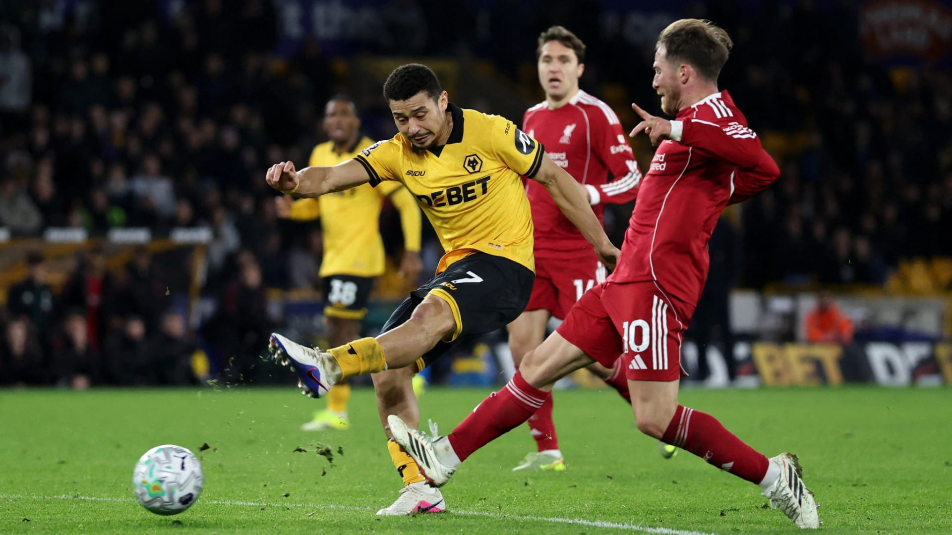 ليفربول يسقط أمام وولفرهامبتون في الدوري الإنجليزي 