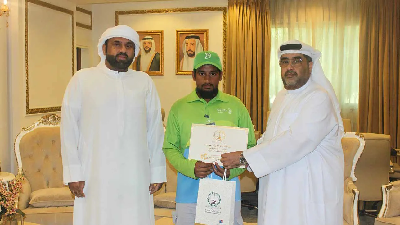 Al Hamriyah Municipality honours BEEAH worker for honesty
