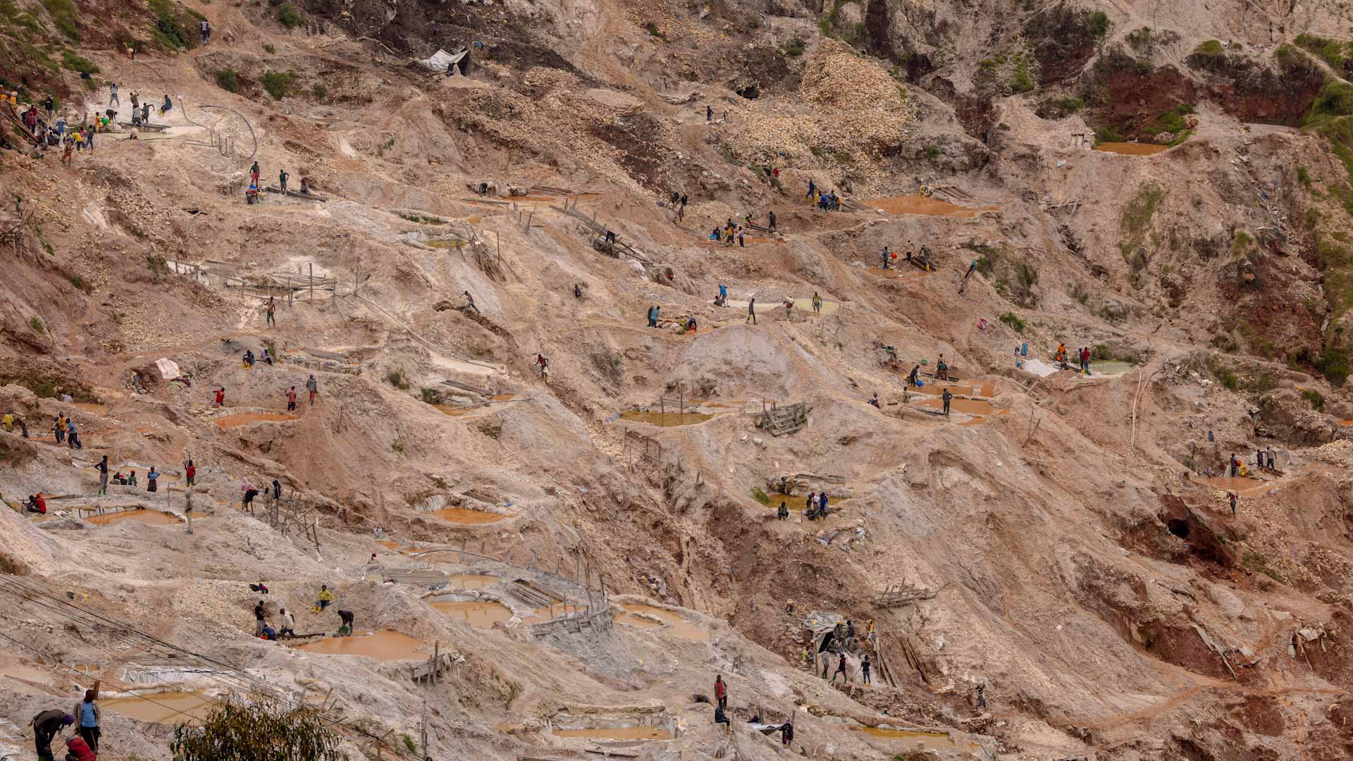 Mine collapse in DR Congo leaves over 200 dead