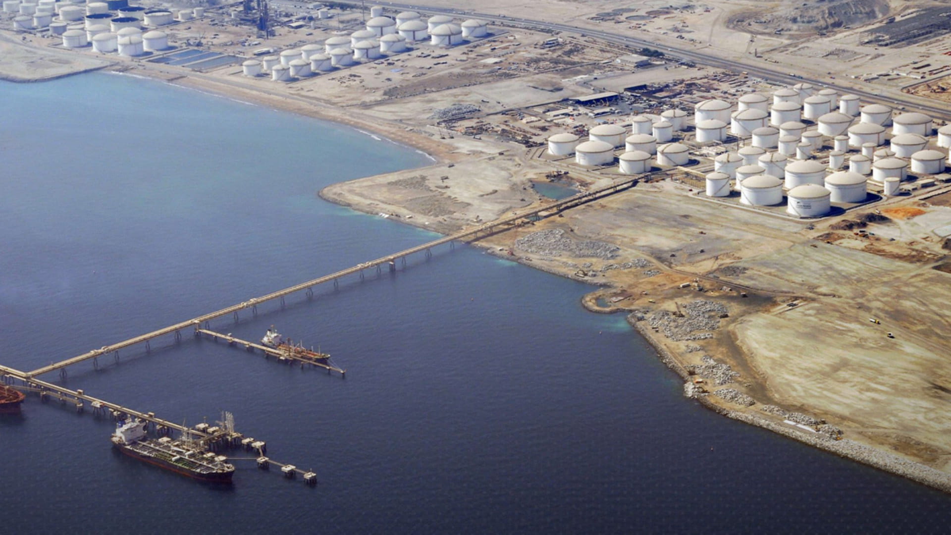 فرق الاستجابة تسيطر على حريق منطقة الفجيرة للصناعات البترولية 