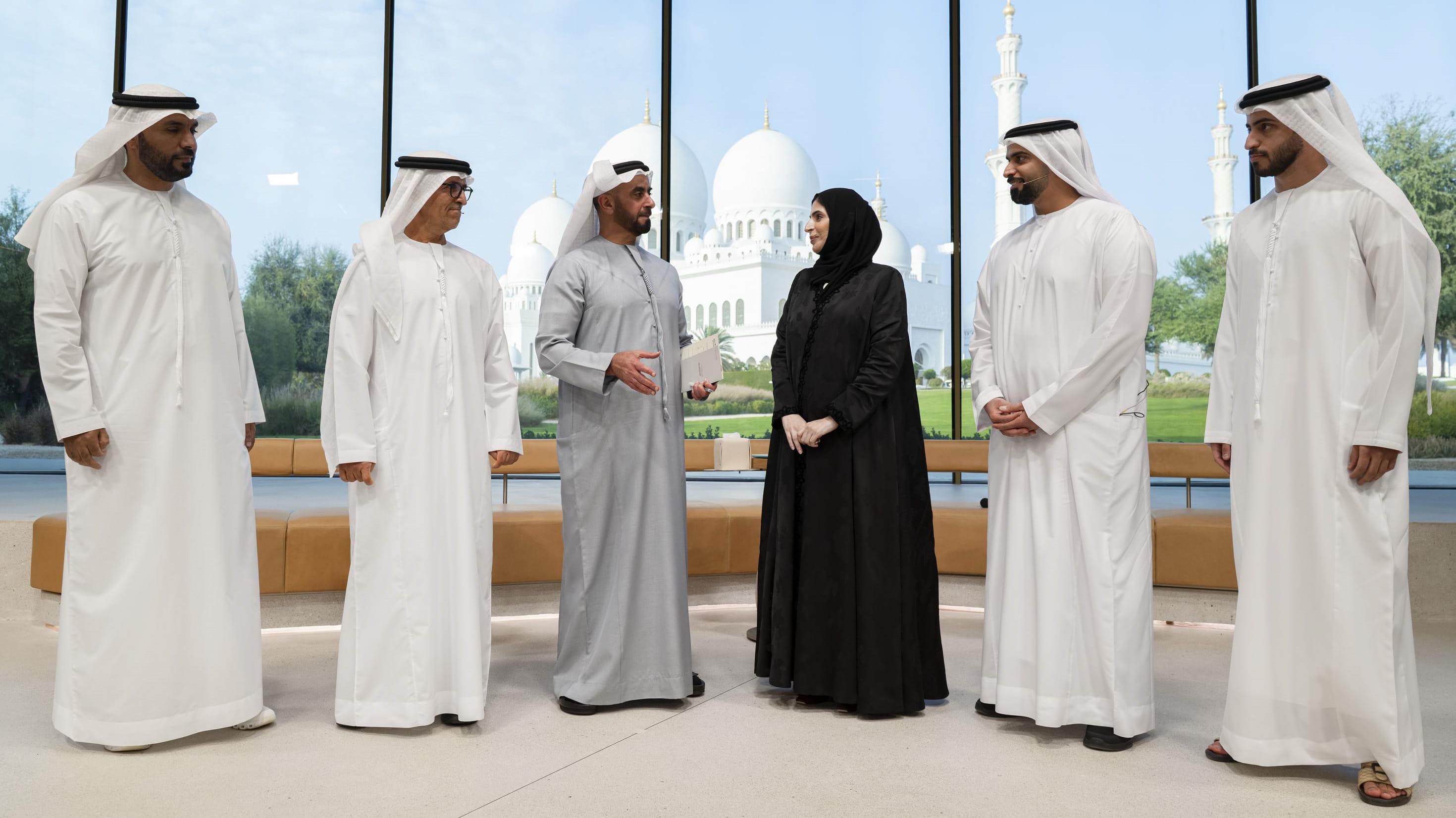 سيف بن زايد يشهد جلسة "الشيخ زايد والرؤية الإنسانية للإمارات"