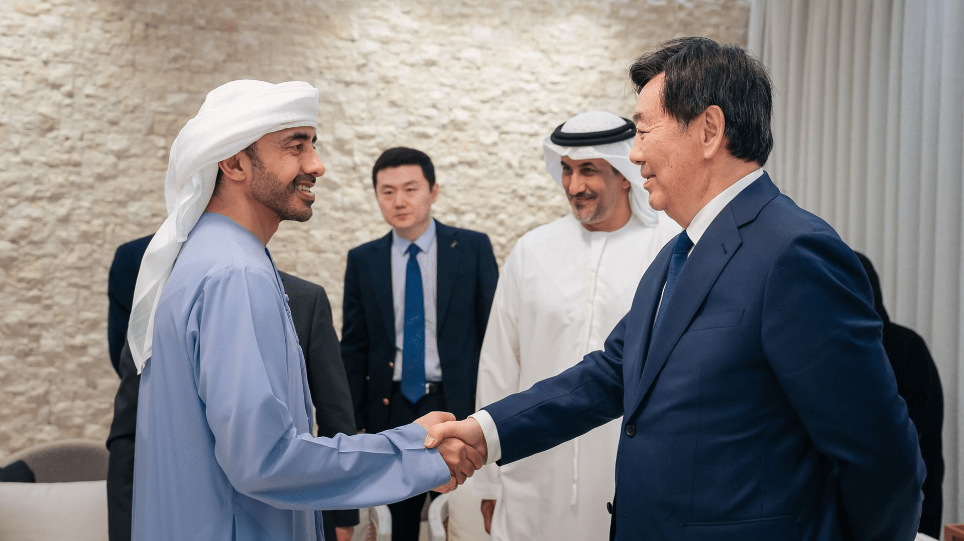 Abdullah bin Zayed meets China’s envoy on Middle East 