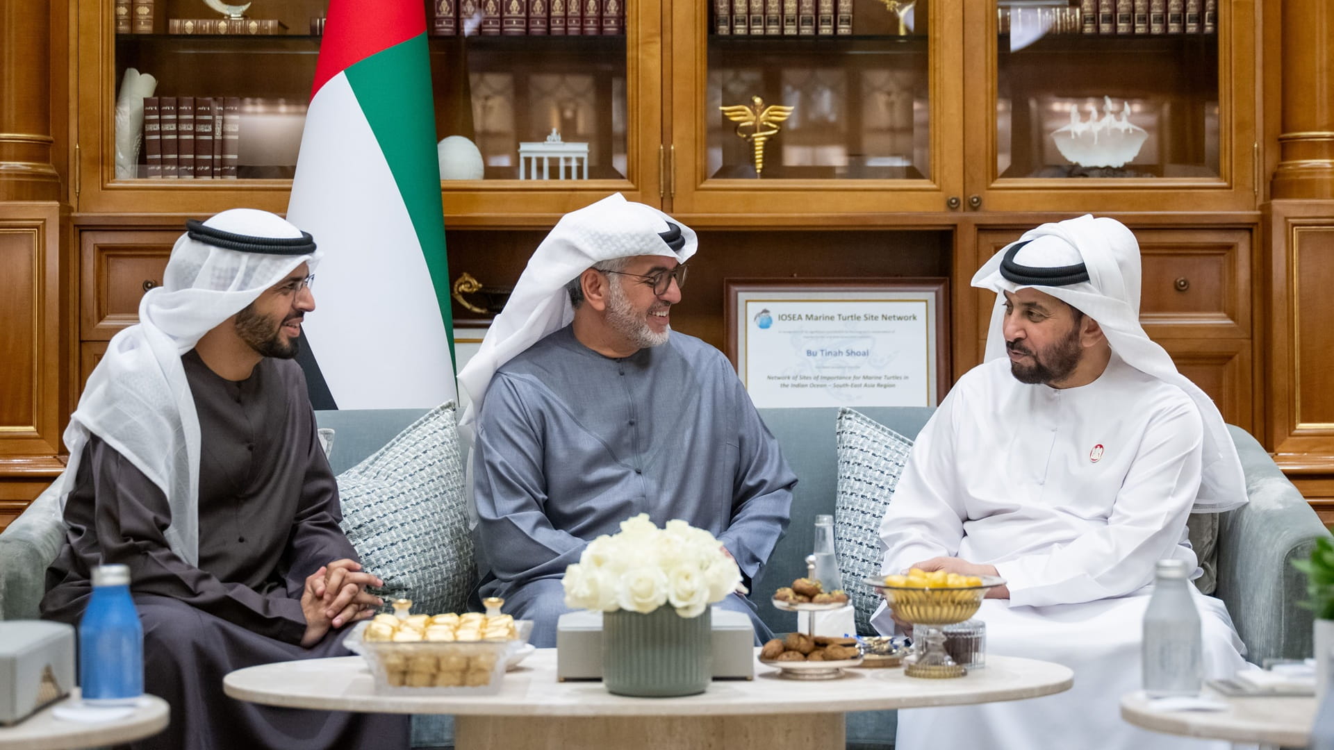 صورة بعنوان: حمدان بن زايد يقف على سير برامج الهلال الأحمر الرمضانية 