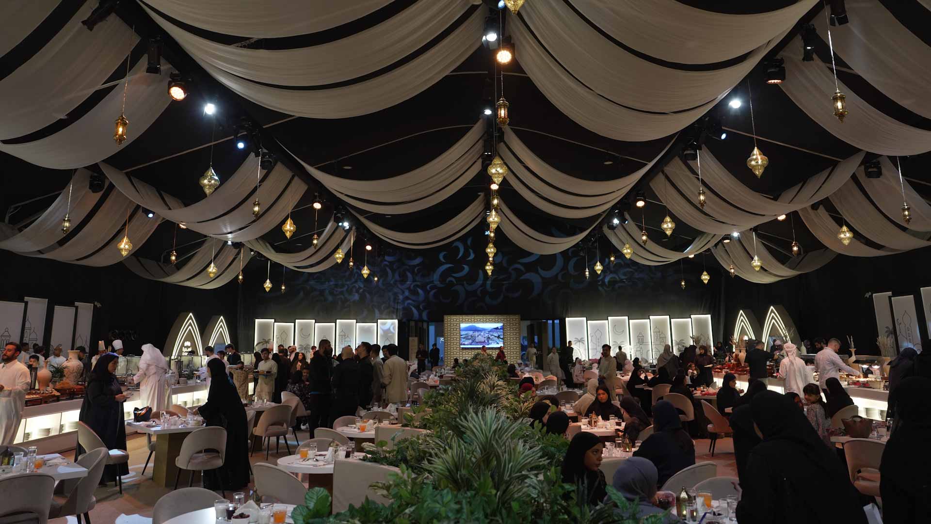 جميلة القاسمي تشارك أيتام وكادر التمكين الاجتماعي الإفطار الجماعي 