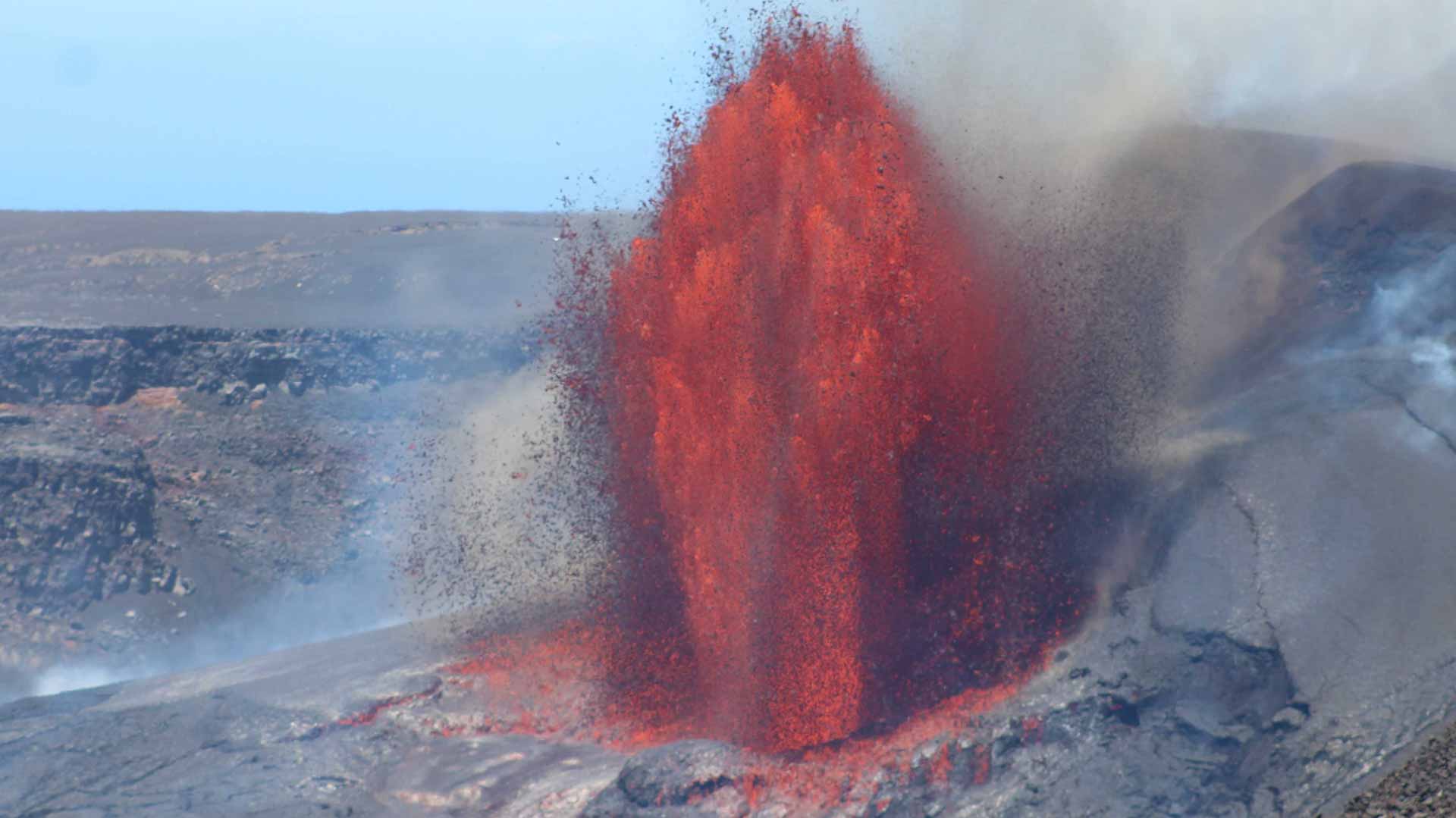 ثوران بركان "كيلاويا" يغلق طرقاً ومتنزهاً وطنياً في هاواي