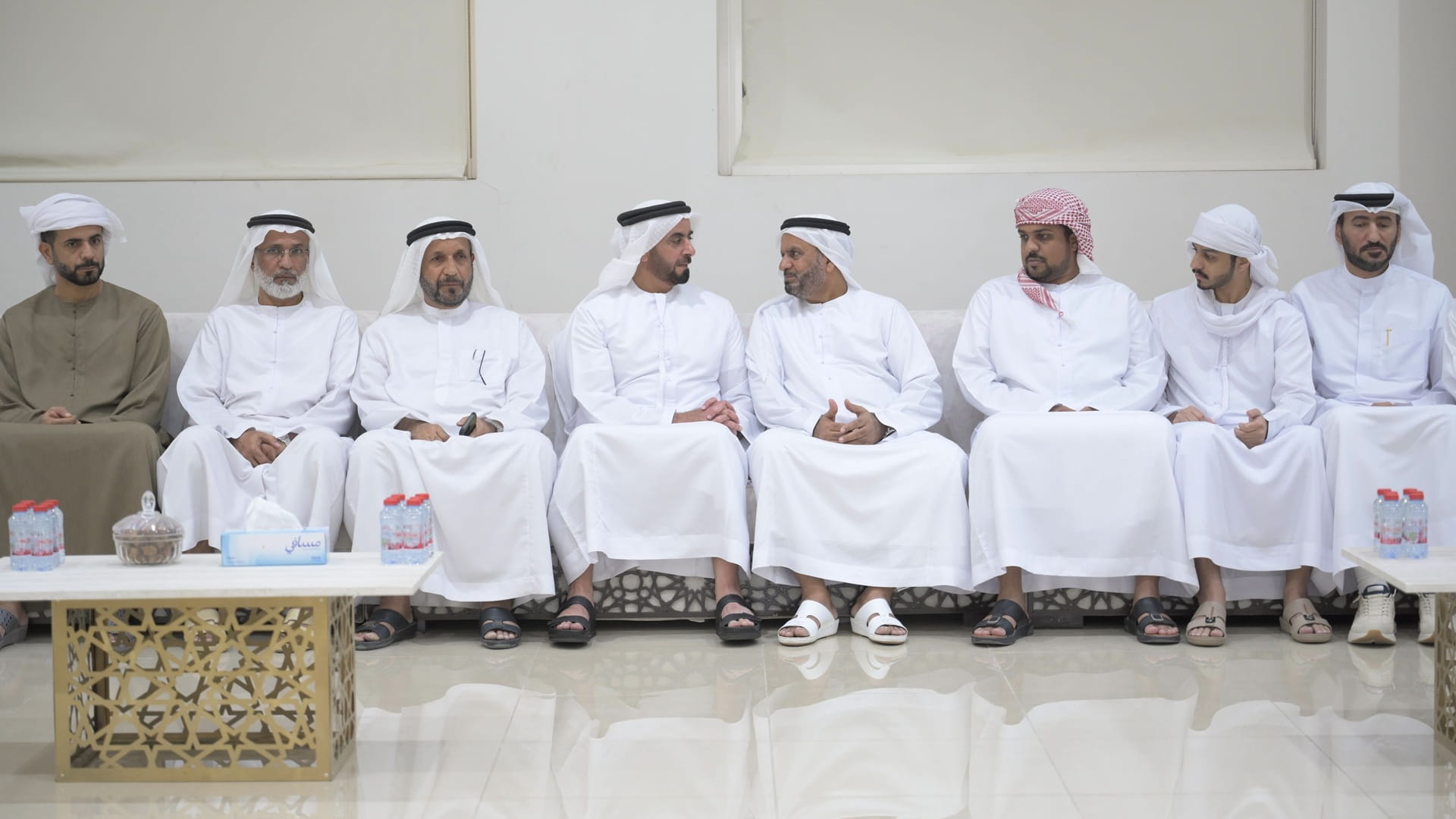 سيف بن زايد يقدم واجب العزاء في شهيد الوطن الملازم أول علي الطنيجي