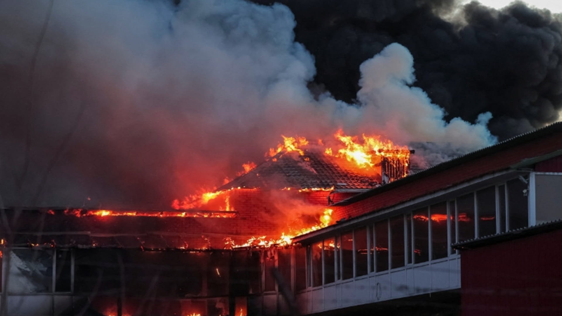 صورة بعنوان: وفاة 4 وإصابة 10 بهجوم صاروخي روسي على كييف 