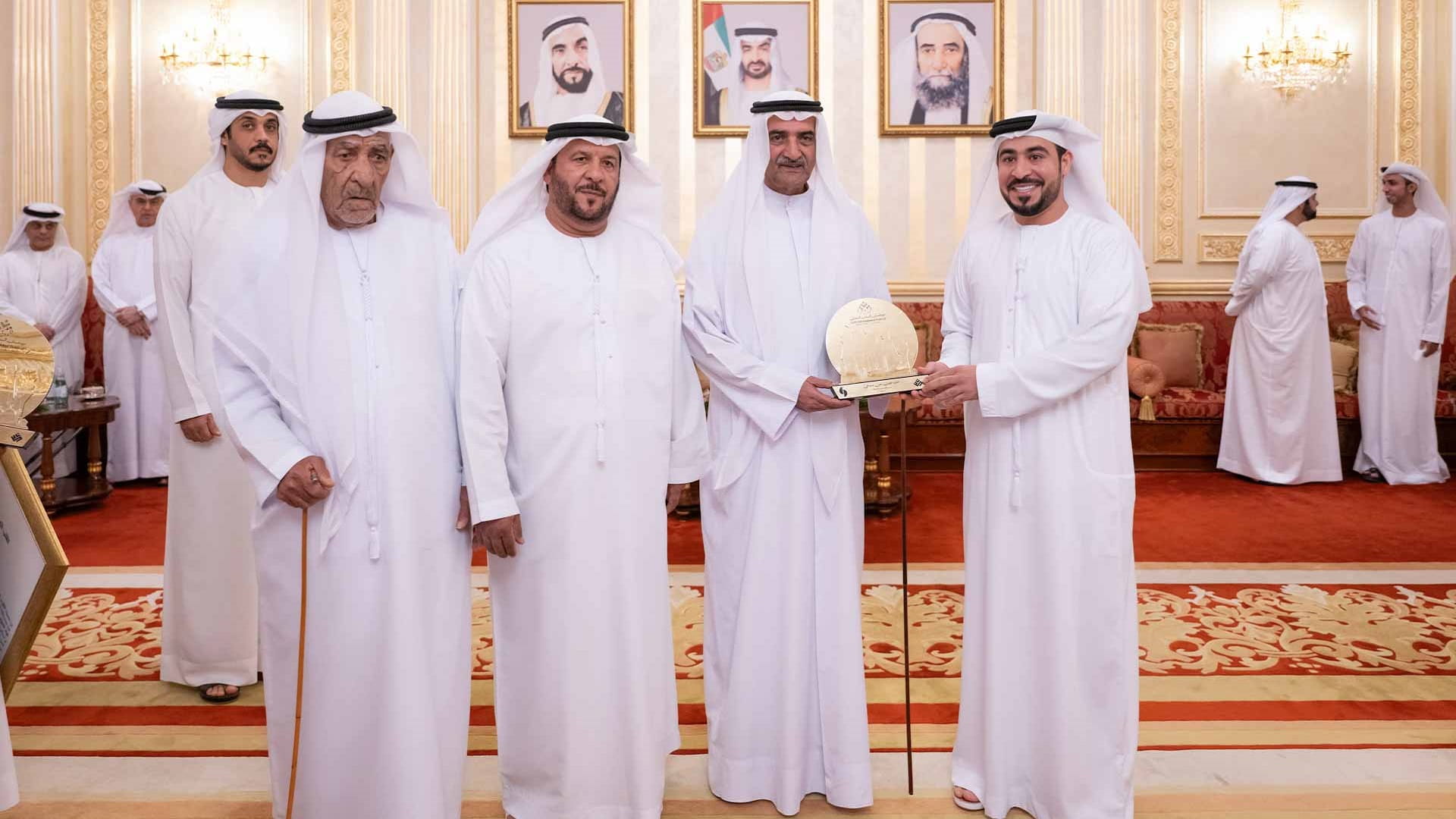 حمد الشرقي يستقبل فريق مسرح دبا للثقافة الفائز بمهرجان "الدن" 