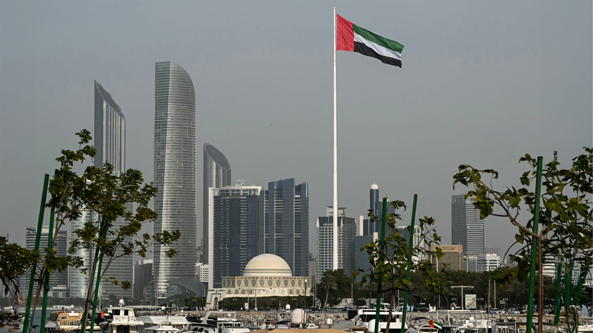 أبوظبي تسيطر على حريق المنشأة النفطية بمنطقة الرويس 