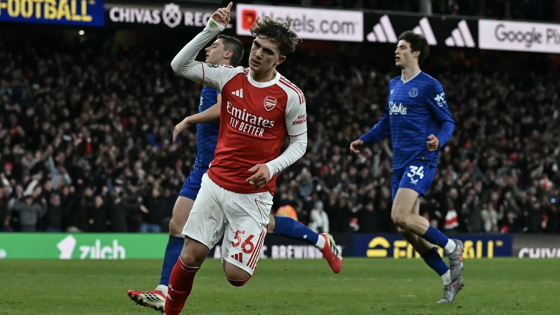 Arsenal extend premier league lead with late Everton win
