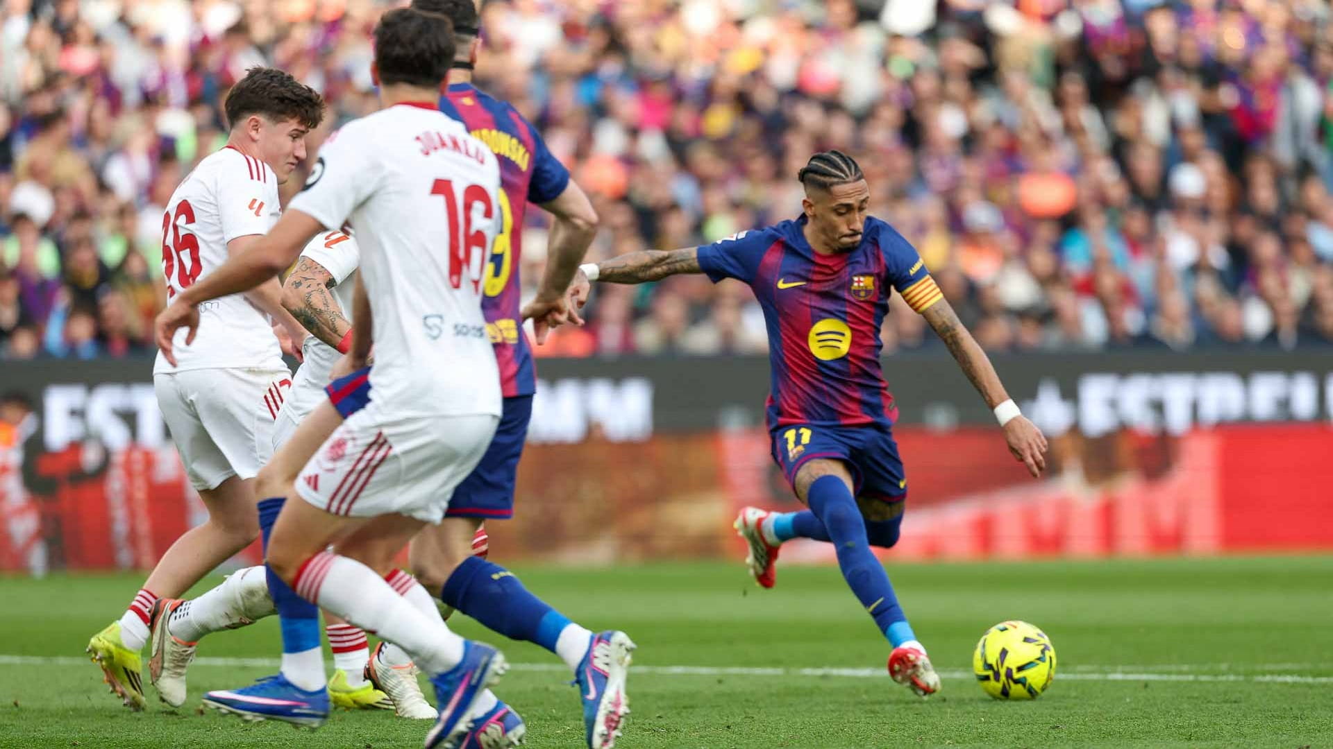 برشلونة يحافظ على صدارة الدوري الإسباني