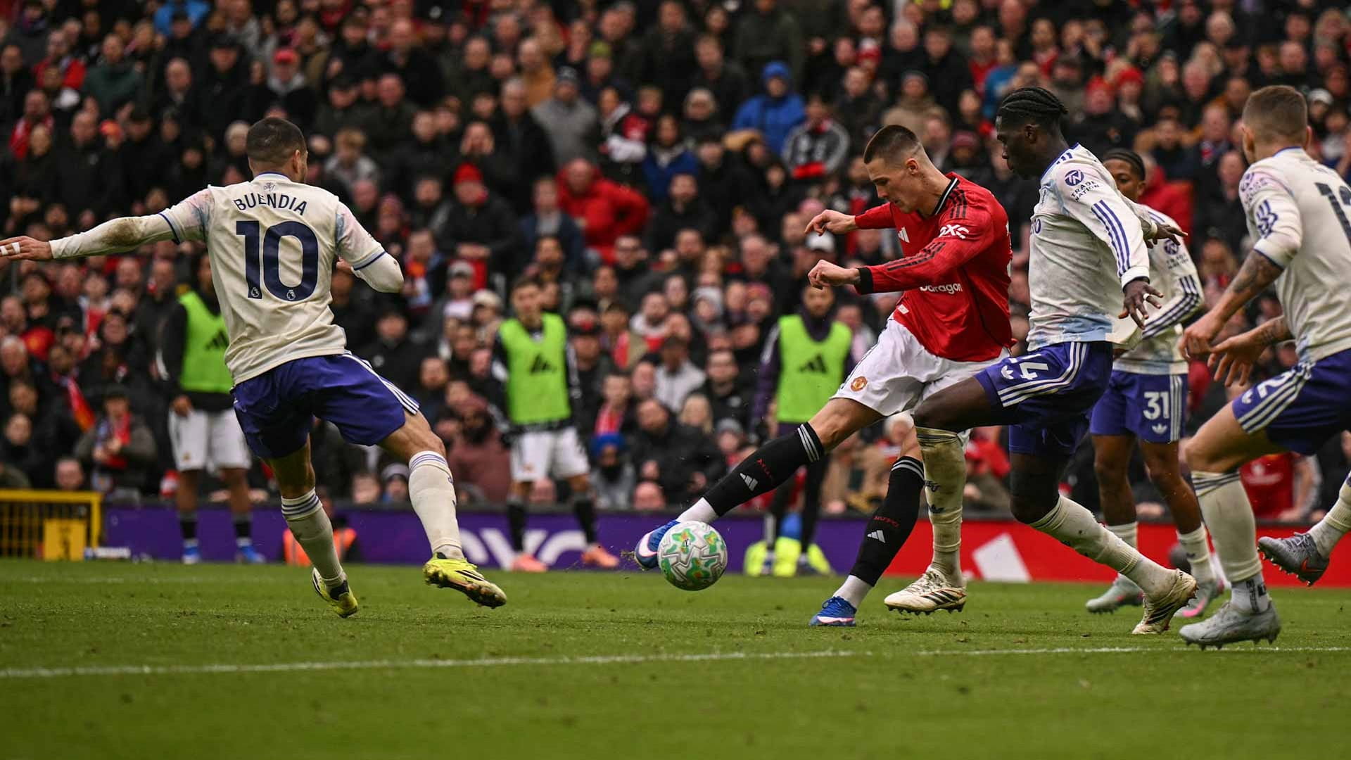 مانشستر يونايتد ينفرد بالمركز الثالث في الدوري الإنجليزي