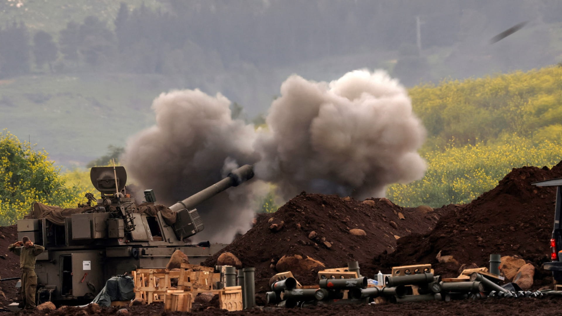 الجيش الإسرائيلي يشن "موجة ضربات واسعة النطاق" ضد طهران